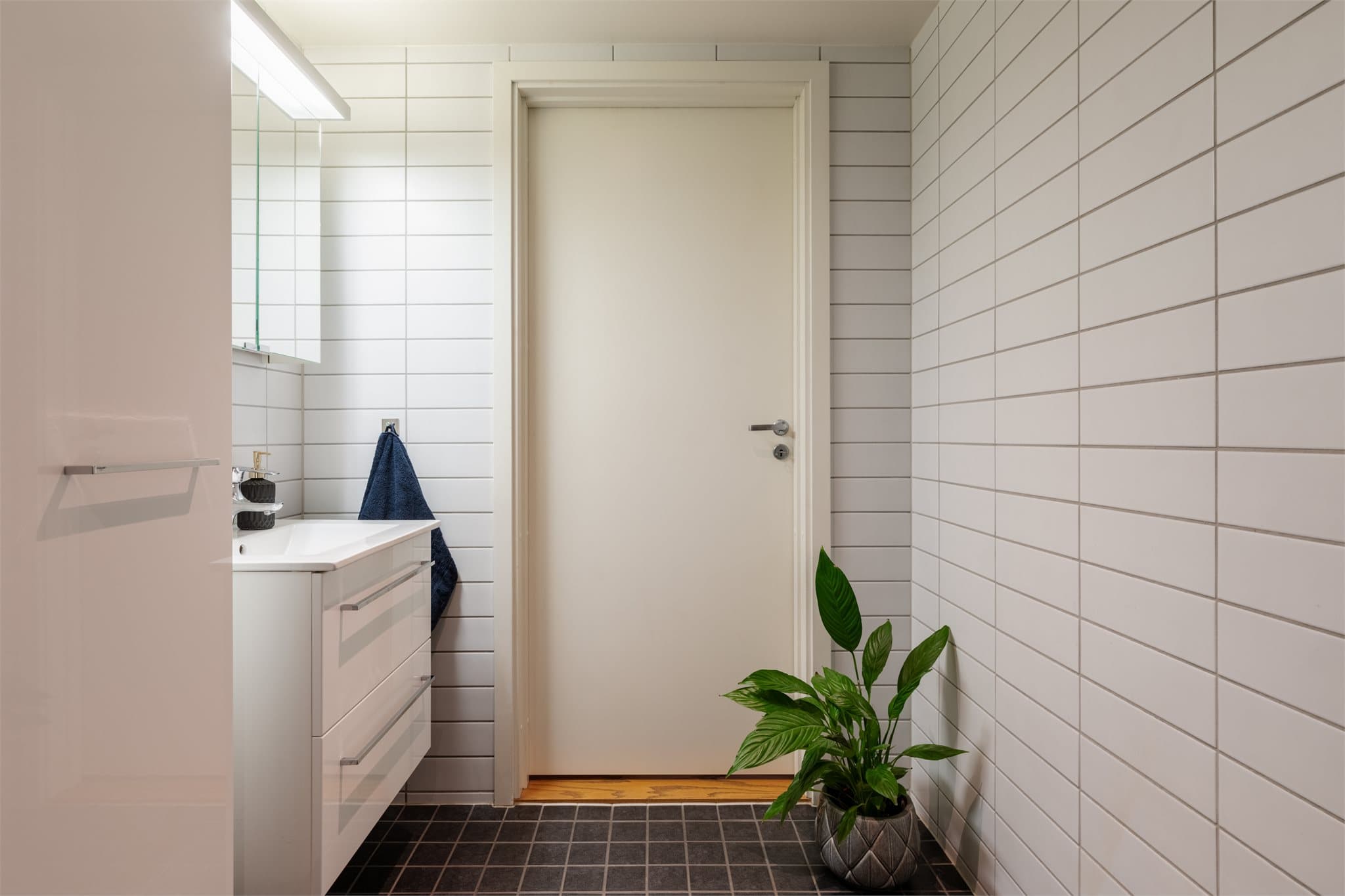 Videre er det mye oppbevaringsplass i både skuffer og skap på badet.