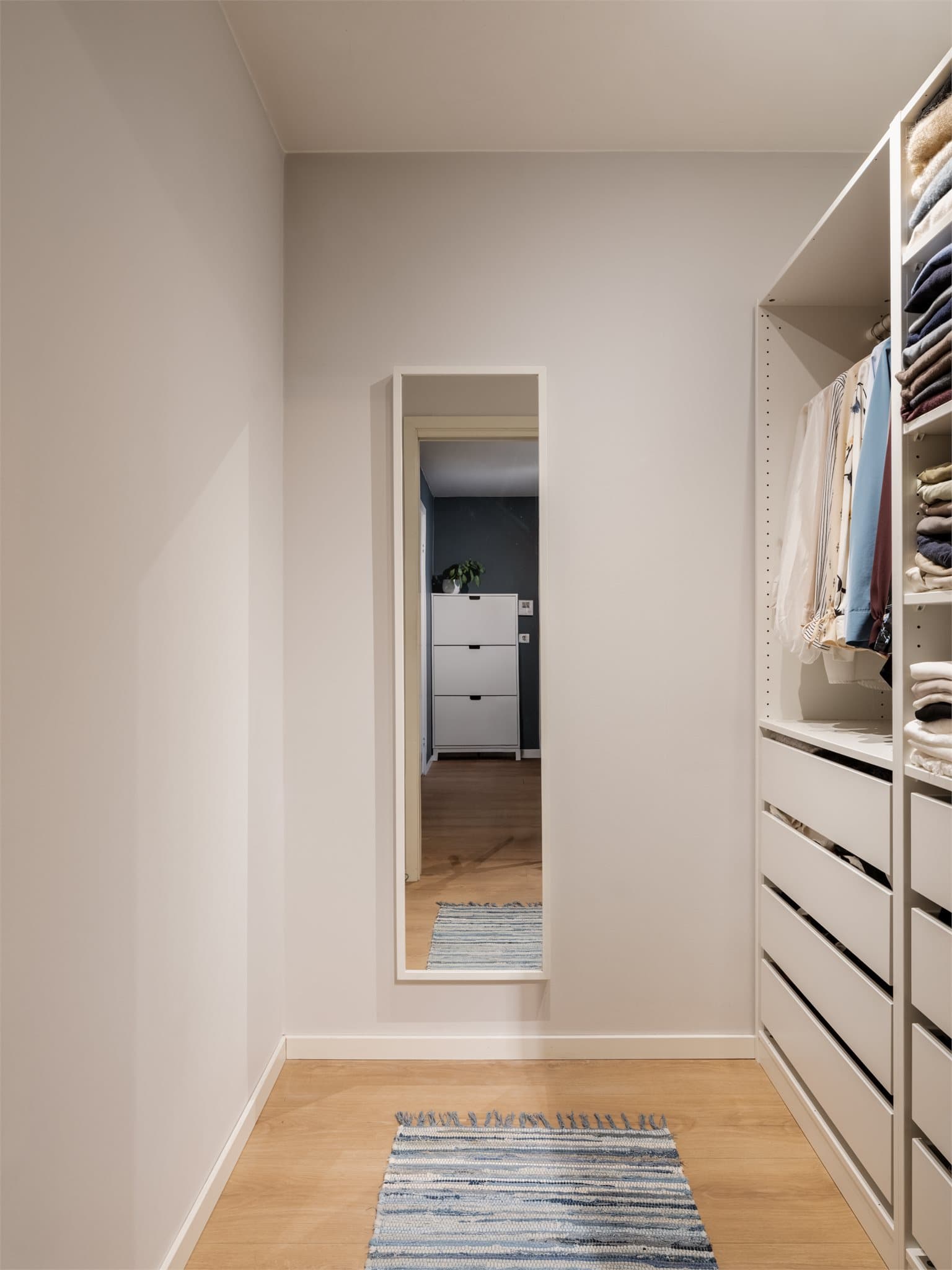 I tilknytning til entréen ligger en innvendig bod som er innredet som walk-in-garderobe.
