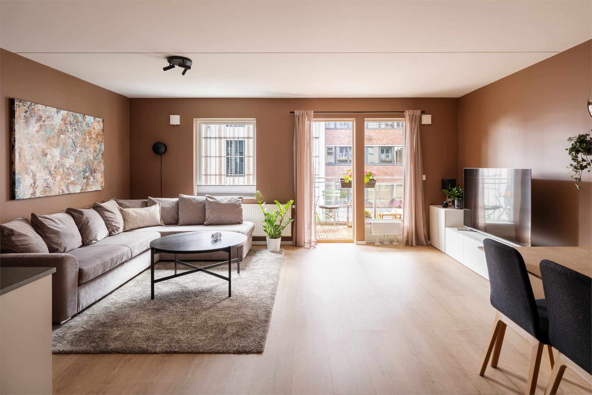 Leiligheten er romslig med god planløsning og rikelig med naturlig lys.