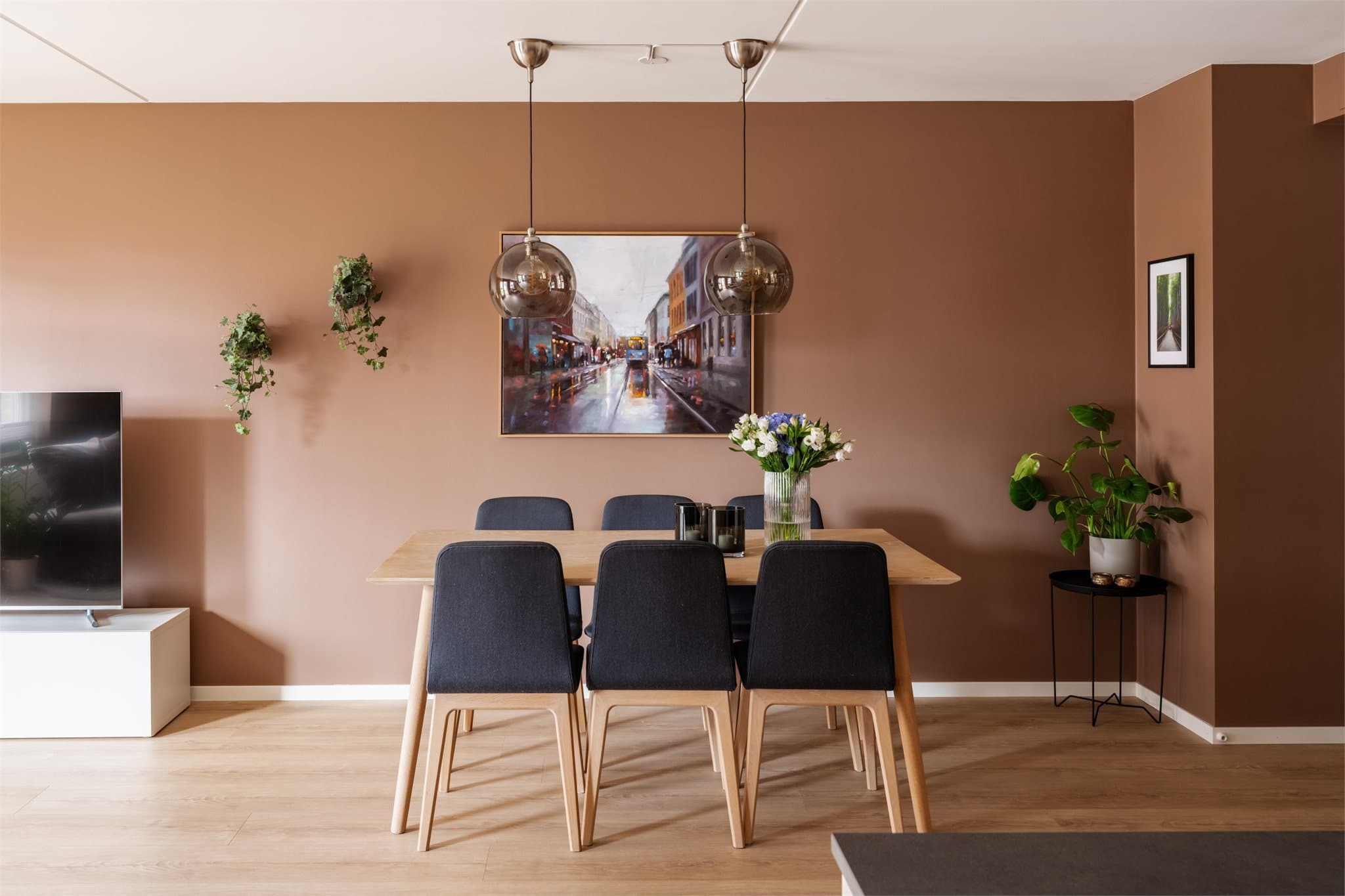 Her er det god plass til å samle familie og venner rundt en stor spisegruppe.