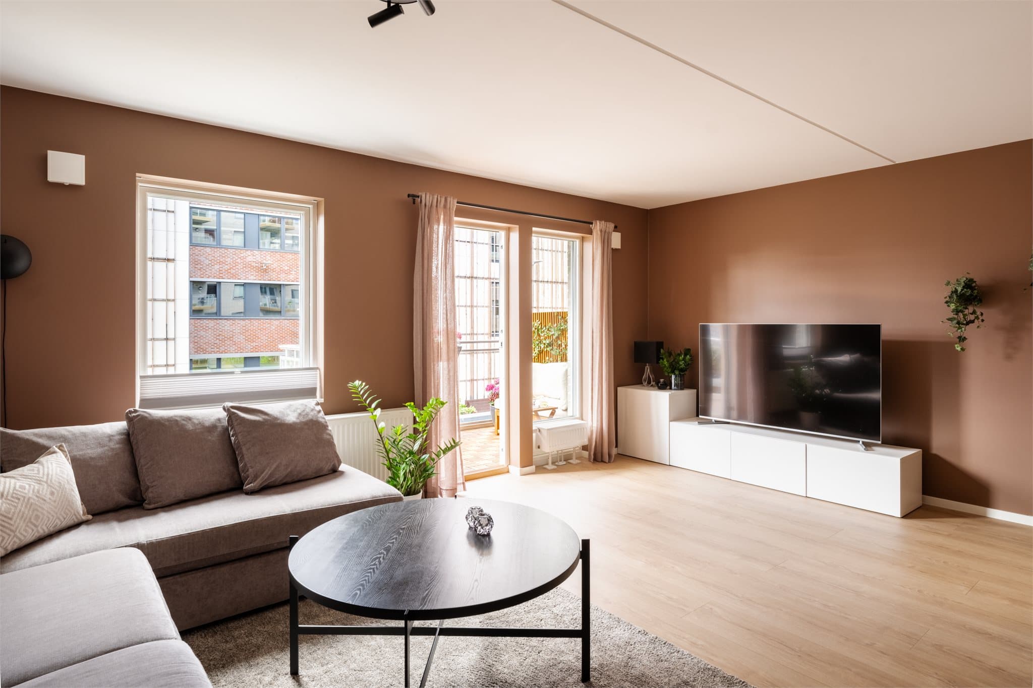 I stuen er det god plass til en romslig sofagruppe og naturlig plassering av TV.