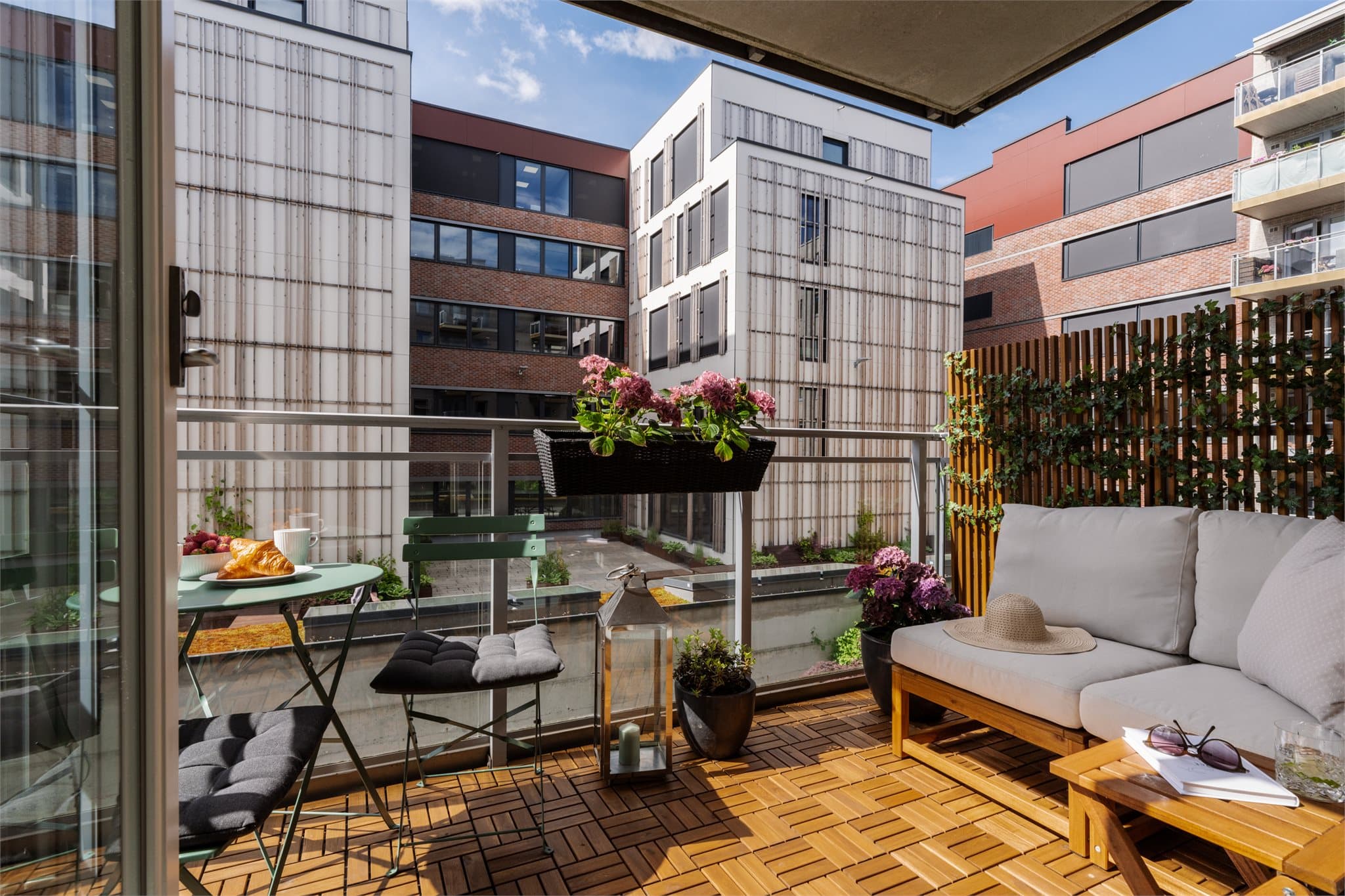Den gode størrelsen gir plass til både lounge, planter og spiseplass.