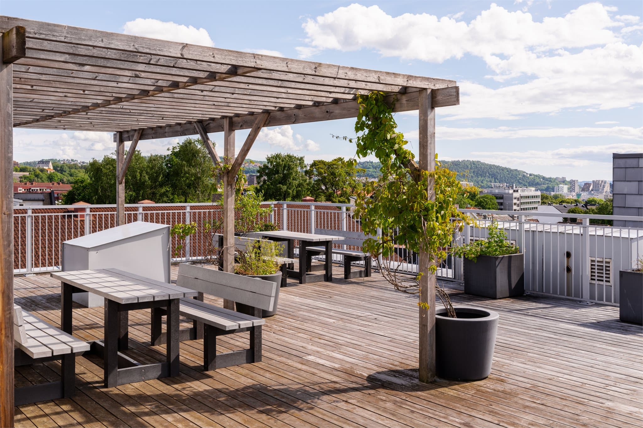 Felles takterrasse med god plass til flere sittegrupper.