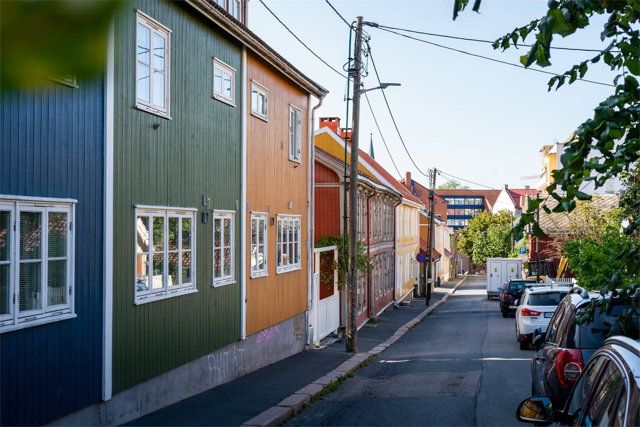 Rodeløkka er kjent for sitt særpregede bomiljø, hyggelige trehusbebyggelse og rolige gater.