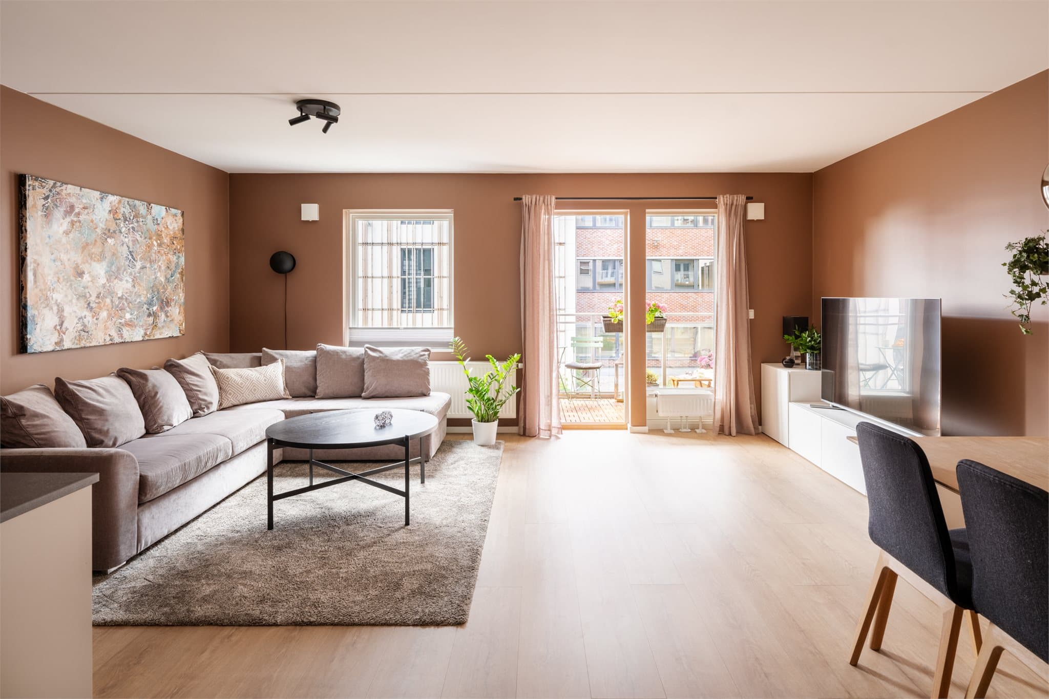 Leiligheten er romslig med god planløsning og rikelig med naturlig lys.