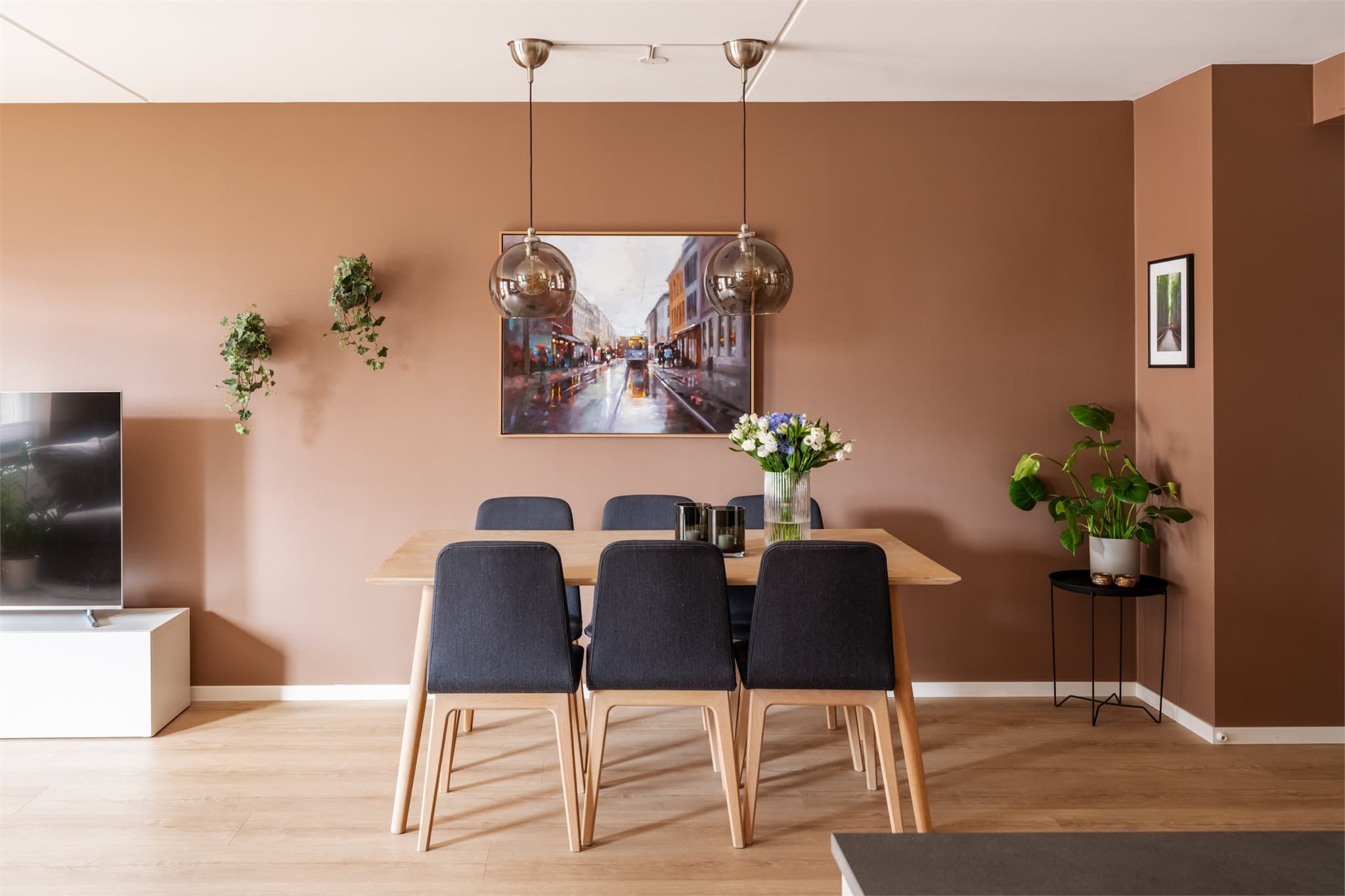 Her er det god plass til å samle familie og venner rundt en stor spisegruppe.