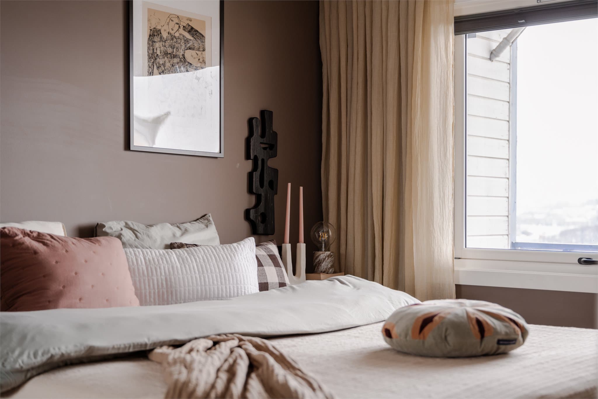 Soverommet har god plass til en stor dobbeltseng.