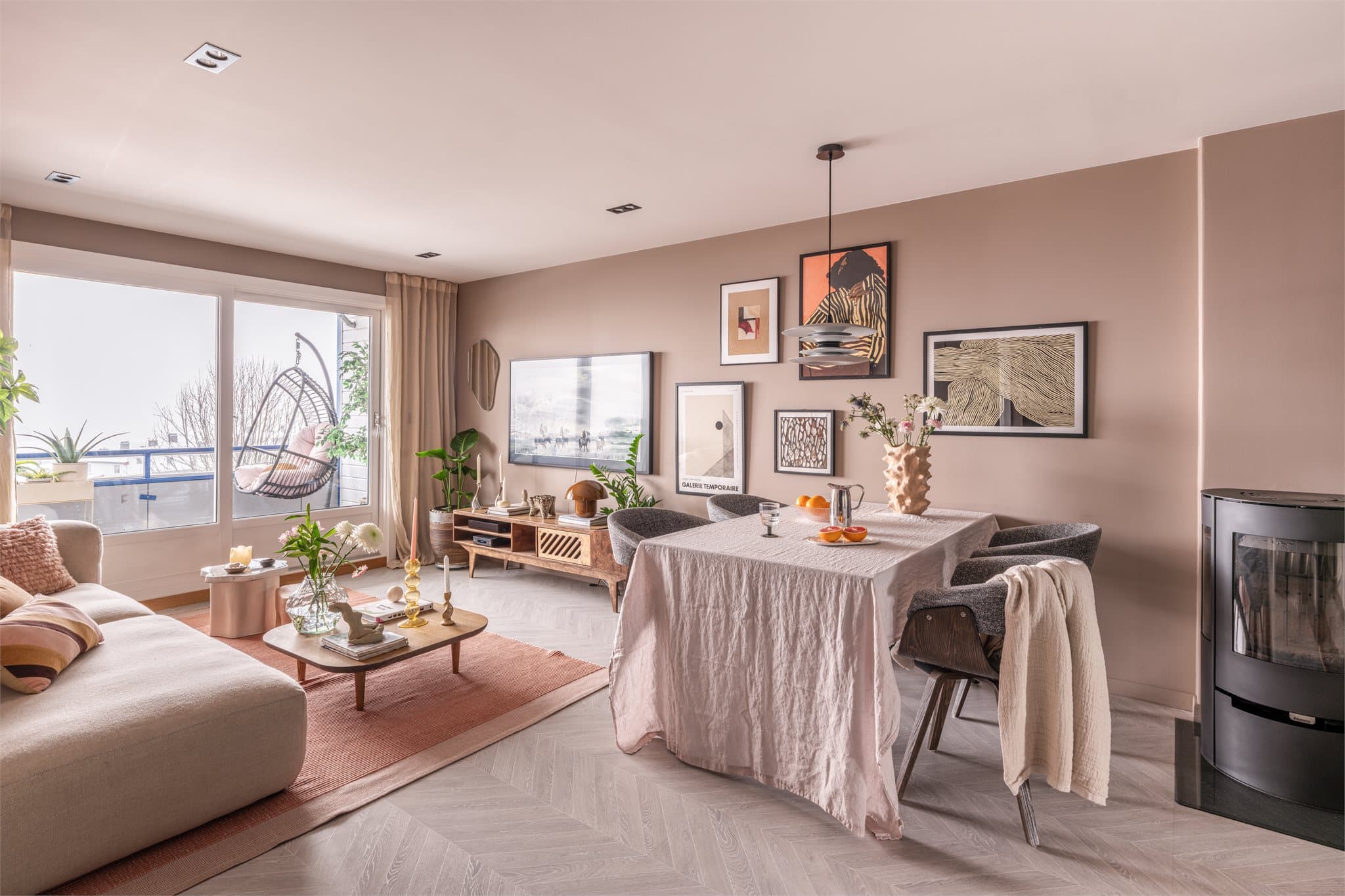 Legg merke til det lekre gulvet! En flott laminat i moderne fiskebeinsmønster.