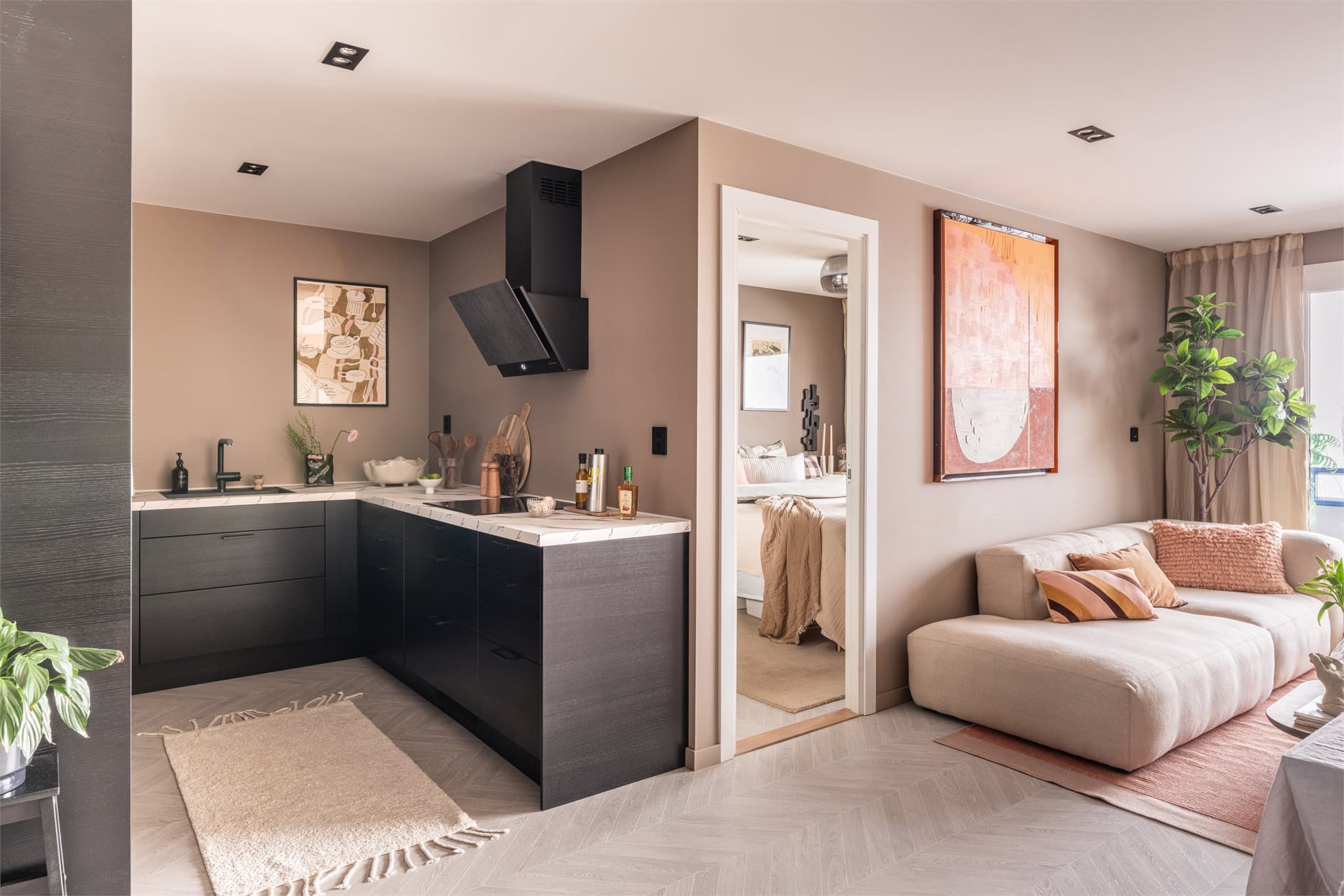 Hovedsoverommet har inngang fra stuen, la oss ta en kikk!