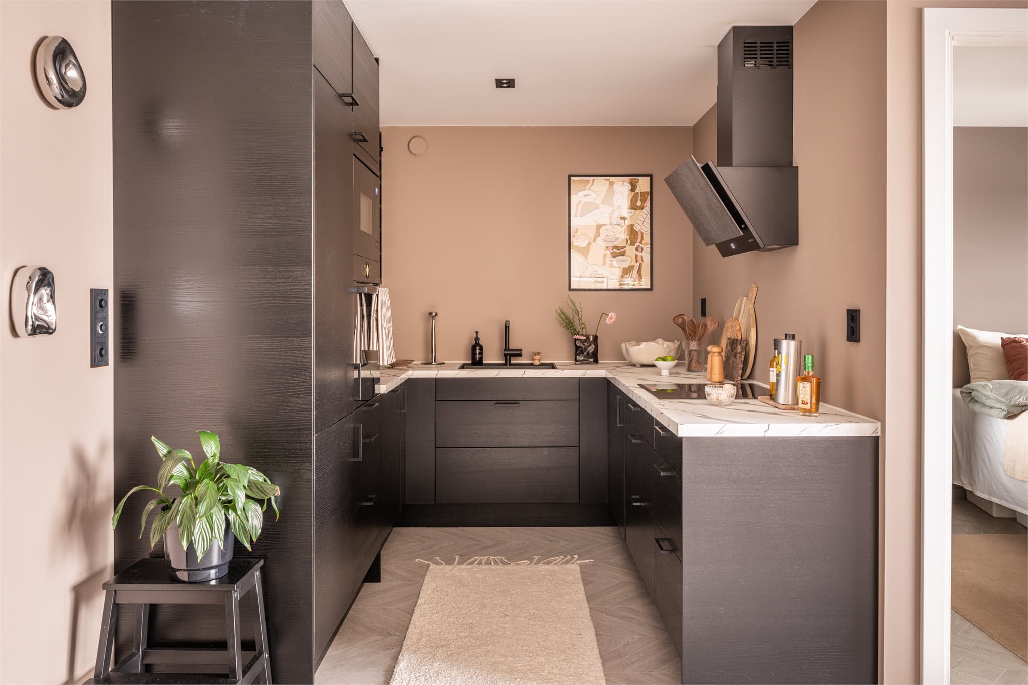 Et innholdsrikt og lekkert kjøkken med god oppbevaringsplass.