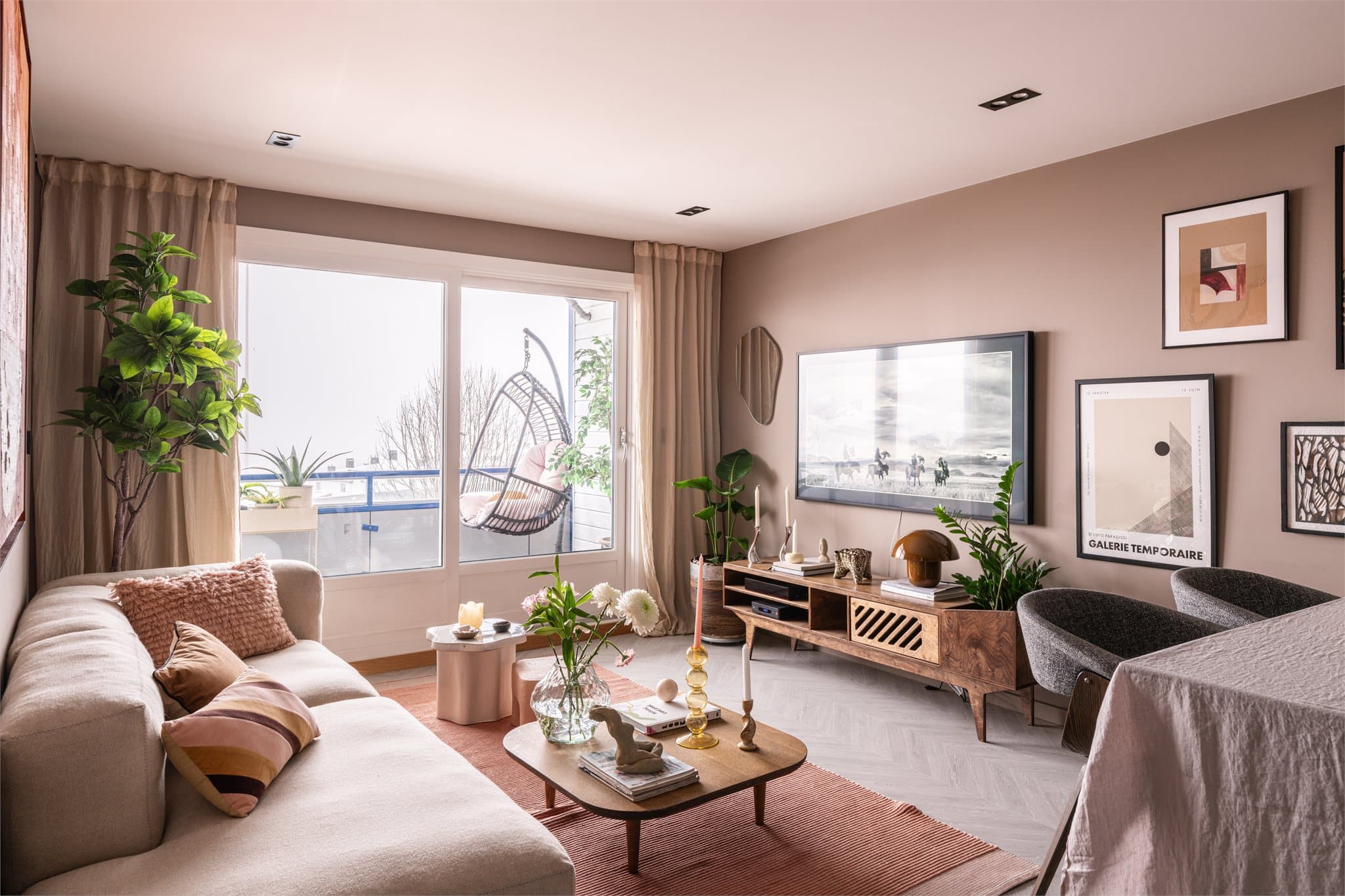 Planløsningen er meget praktisk med naturlig soneinndeling, noe som gir god plass til både sofagruppe og spiseplass.