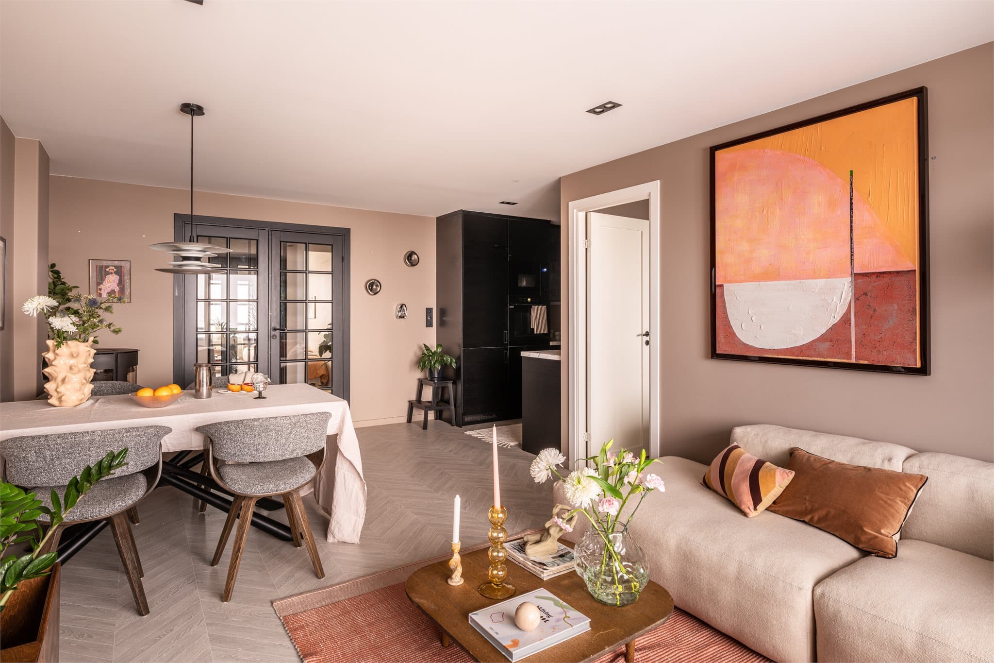 Integrert belysning i taket gir allrommet god og jevn belysning.