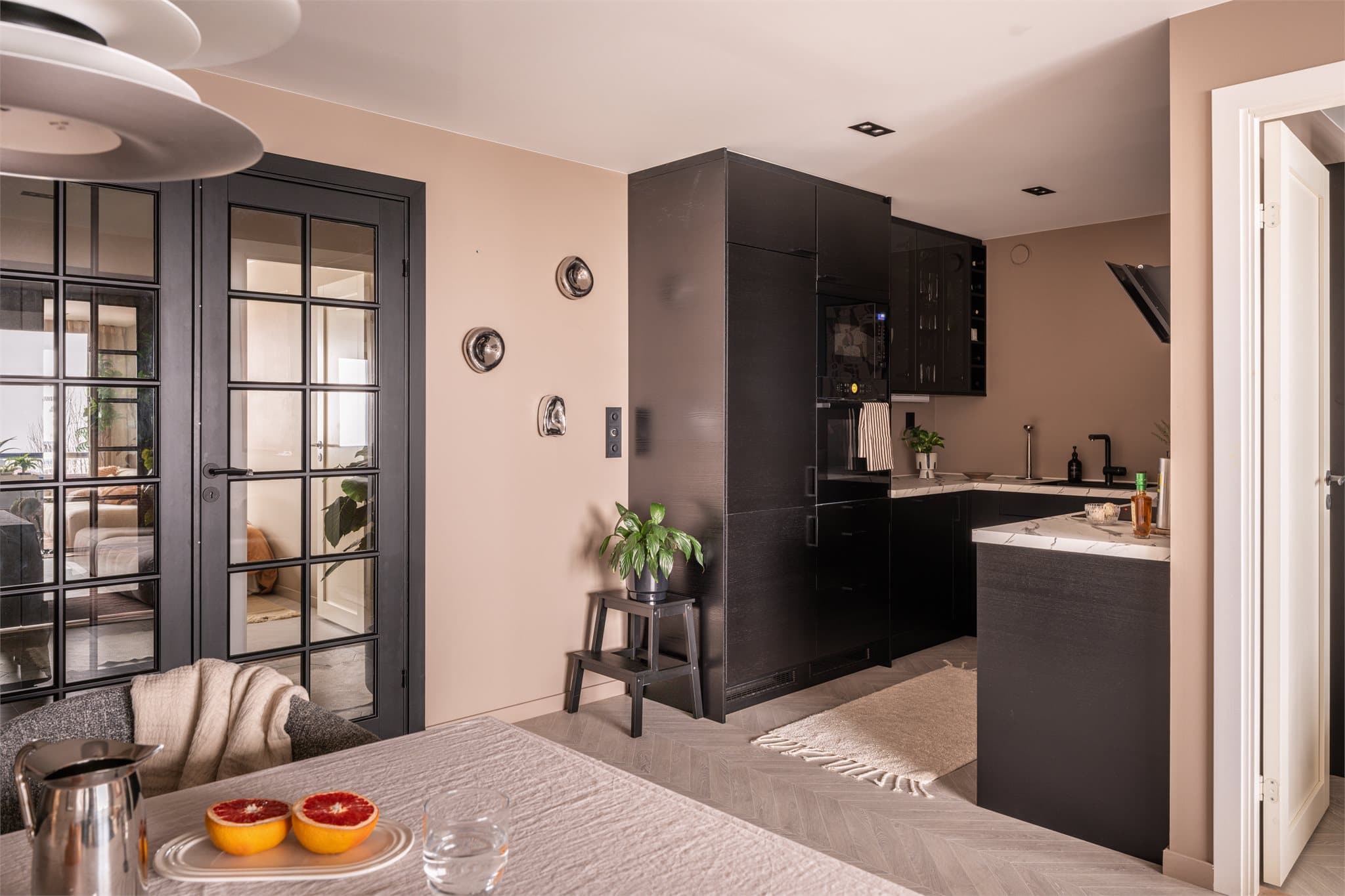 Kjøkkenet er praktisk plassert, adskilt fra stuen – likevel en del av et flott allrom!