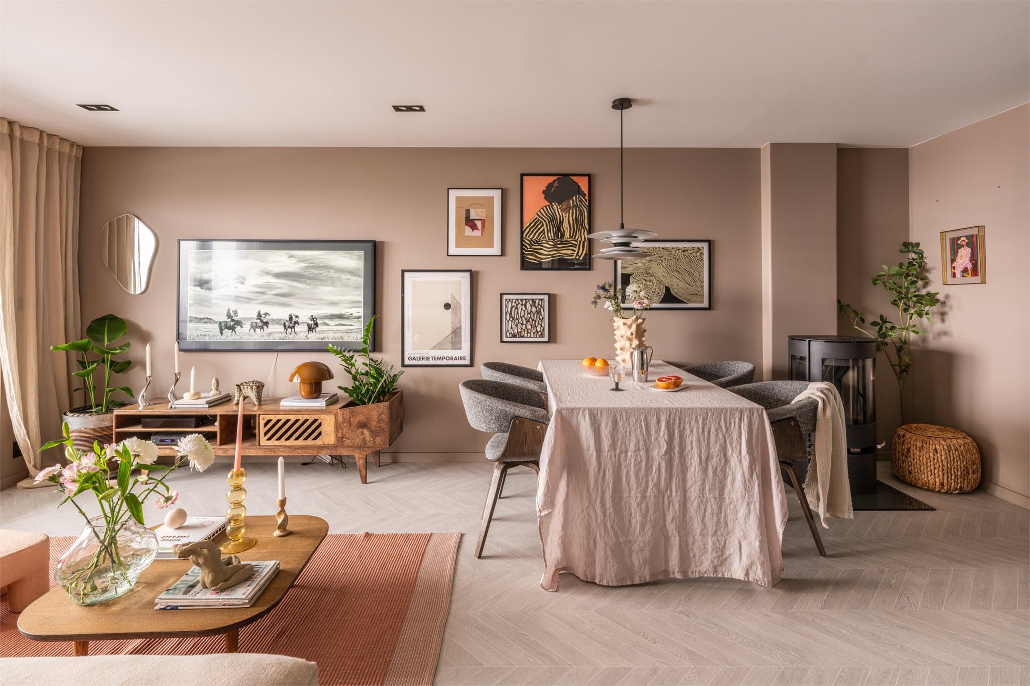 En strøken 4-roms leilighet med lekre detaljer og moderne løsninger.