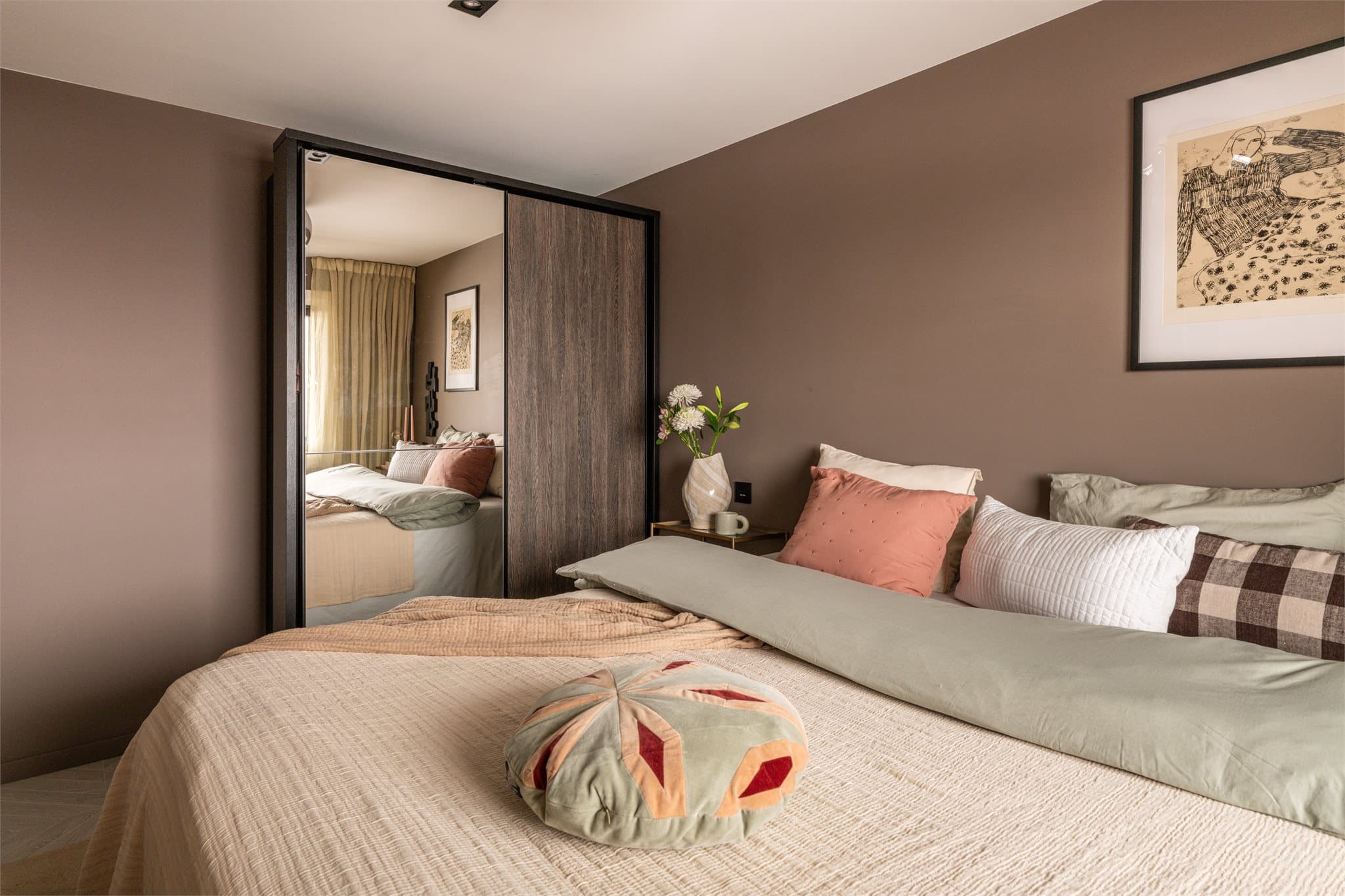 Videre har rommet et romslig garderobeskap som gir god lagringsplass.