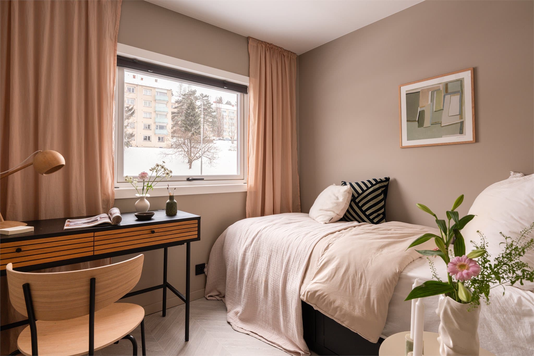 Alle overflater i leiligheten er malt i delikate farger som gir ekstra god atmosfære.