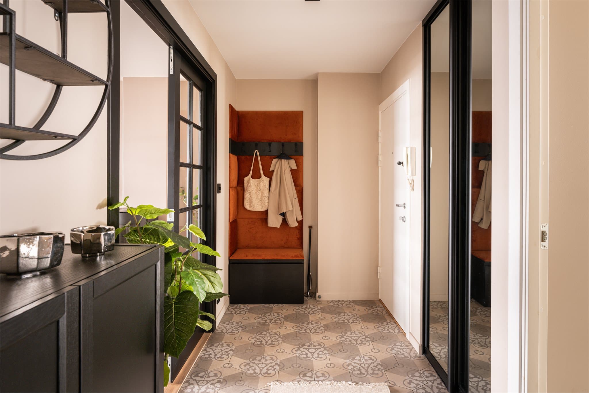 Entreén er et blikkfang i seg selv, og gir et fantastisk førsteinntrykk av leiligheten - som dog er vel fortjent.