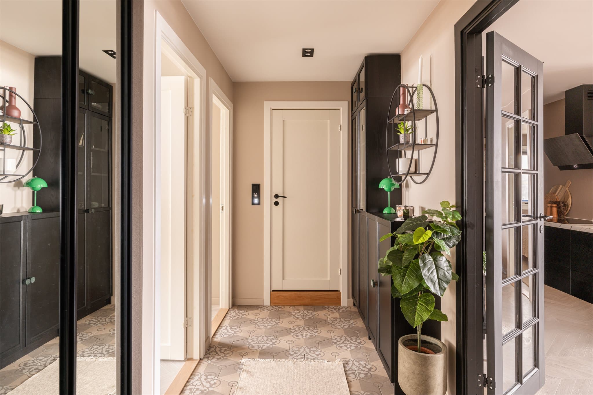 Fliser på gulvet gjør entréen lettstelt, mens skyvedørsgarderoben gir rikelig med plass til yttertøy og sko.