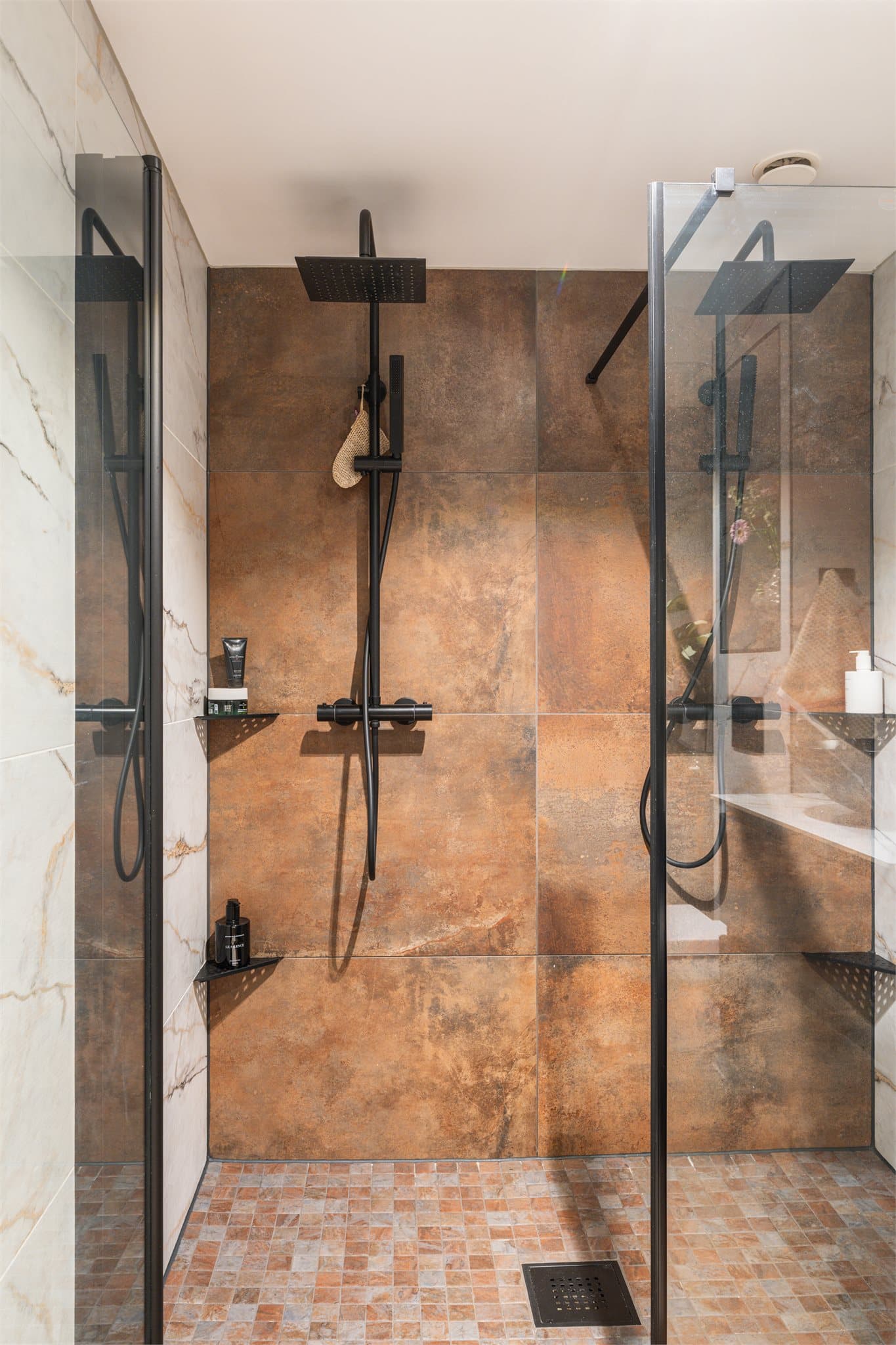 Eksklusiv dusjløsning med dobbel regndusj og moderne sort armatur.