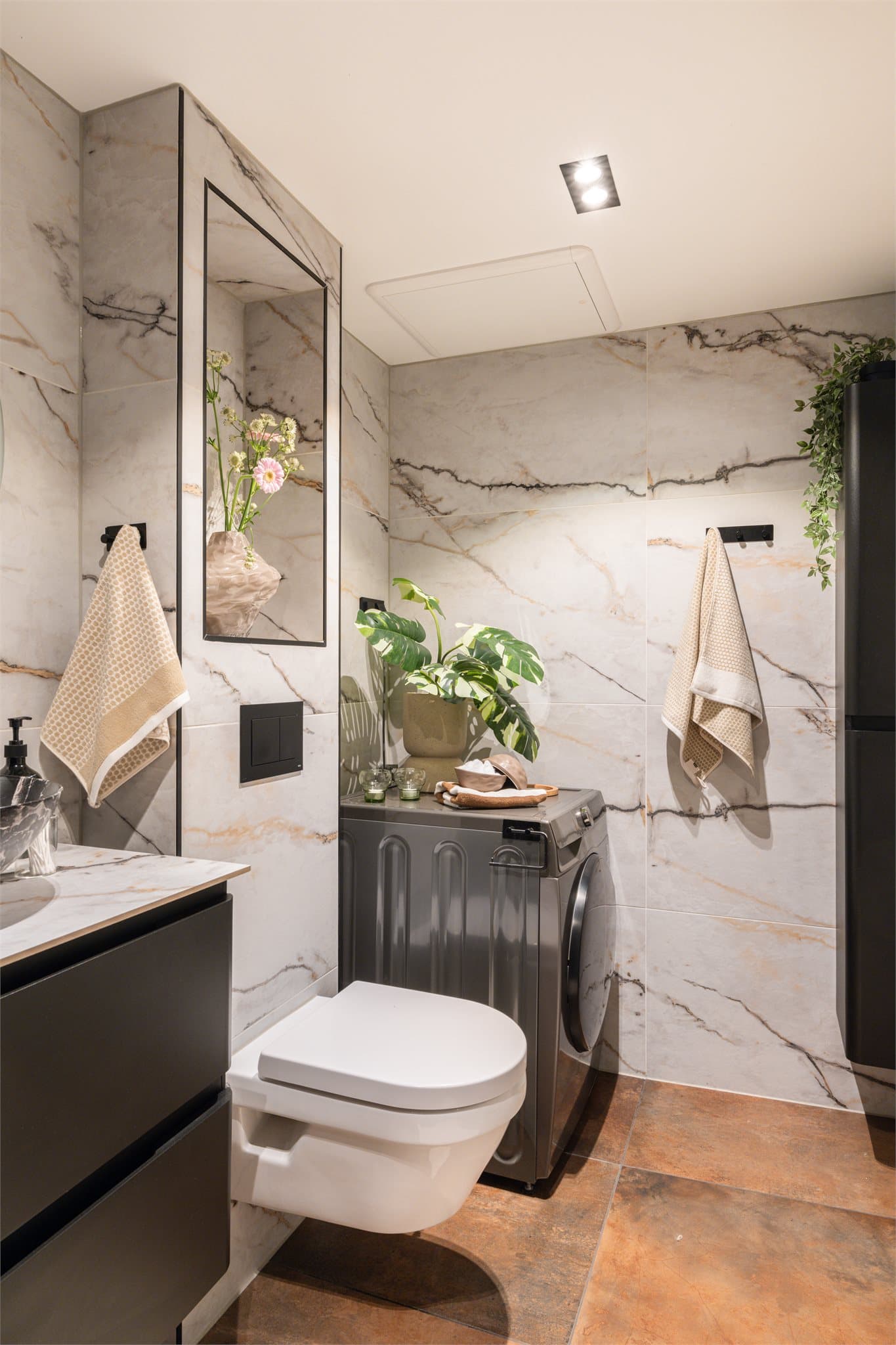 I andre enden er det opplegg for vaskemaskin og veggskap for oppbevaring.