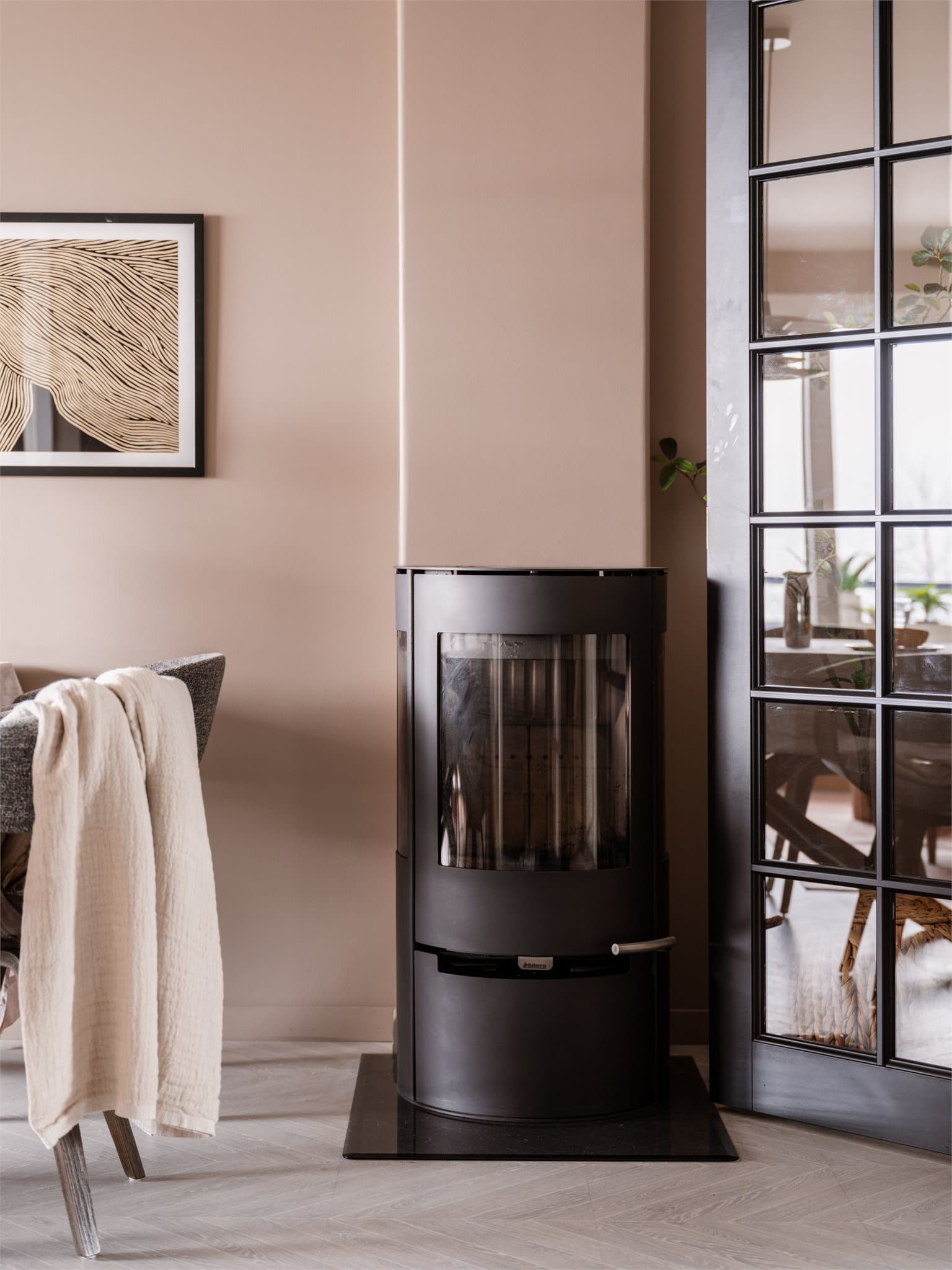 En moderne vedovn sørger for god temperatur når gradene synker utenfor.