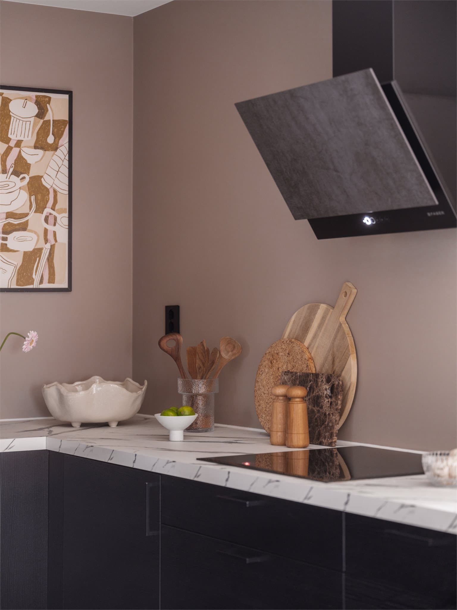 Det er integrerte hvitevarer som oppvaskmaskin, stekeovn, induksjon koketopp og kjøleskap med frysedel.