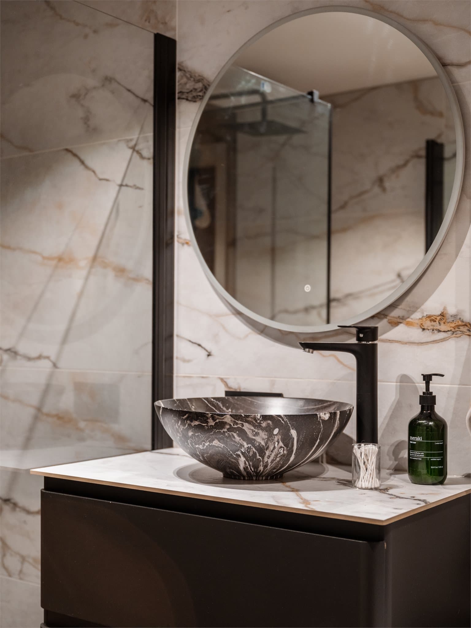 Badet har mange lekre detaljer og et eksklusivt uttrykk.