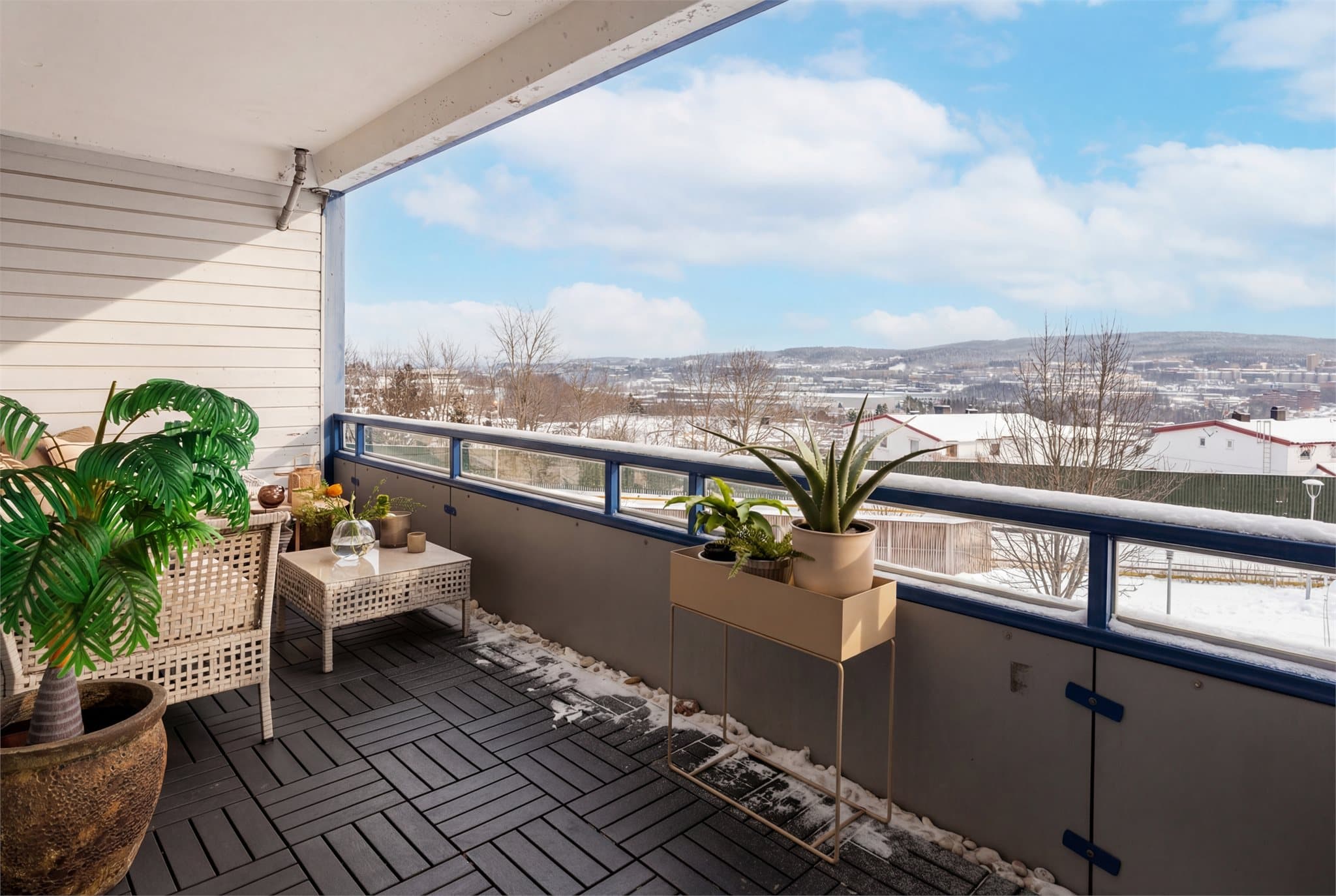 Utendørs kan dere nyte en romslig balkong med fritt og luftig utsyn.