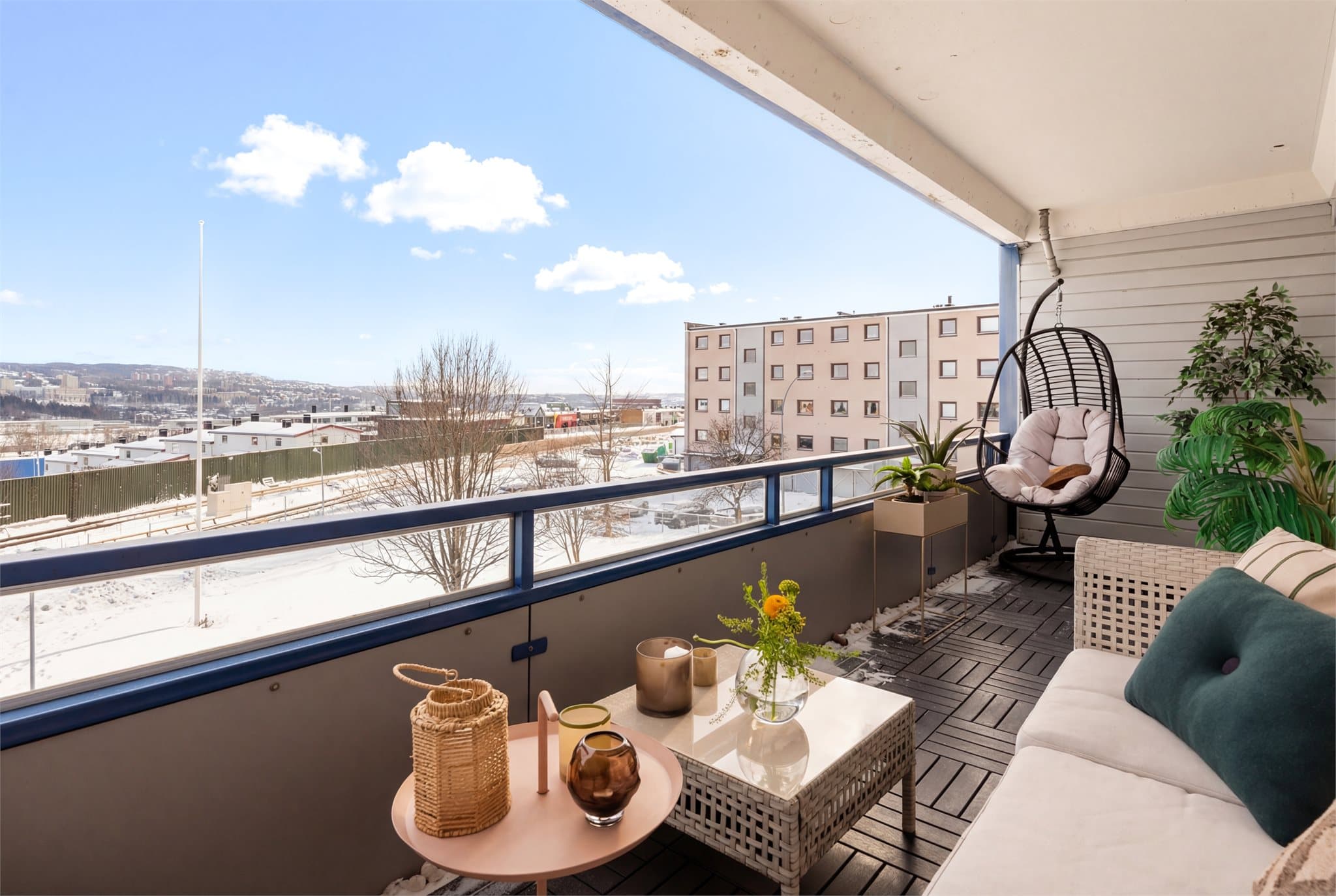 Balkongen er sydøstvendt og har uforstyrret utsikt så langt øyet kan se.