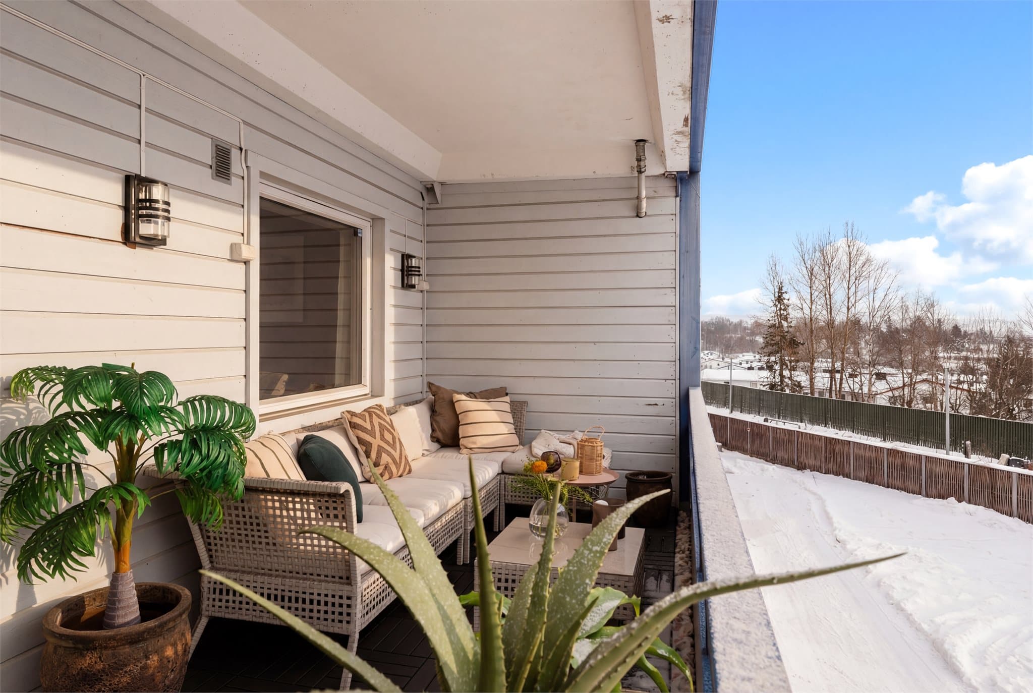 Det er montert utelampe og stikkontakt her ute. Flere naboer har innglasset balkongen, og dette er også mulig her.