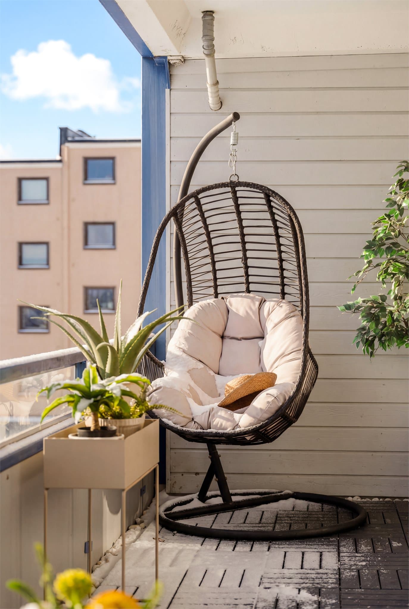 Balkongen er ca. 13 kvm og byr med det på god plass til utemøbler, planter, grill og alt dere måtte ønske.