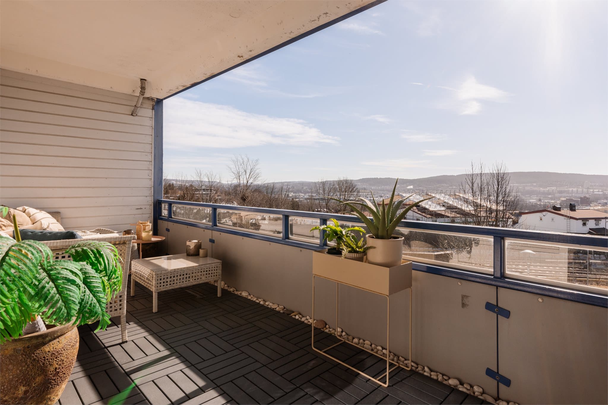 Utendørs kan dere nyte en romslig balkong med fritt og luftig utsyn.