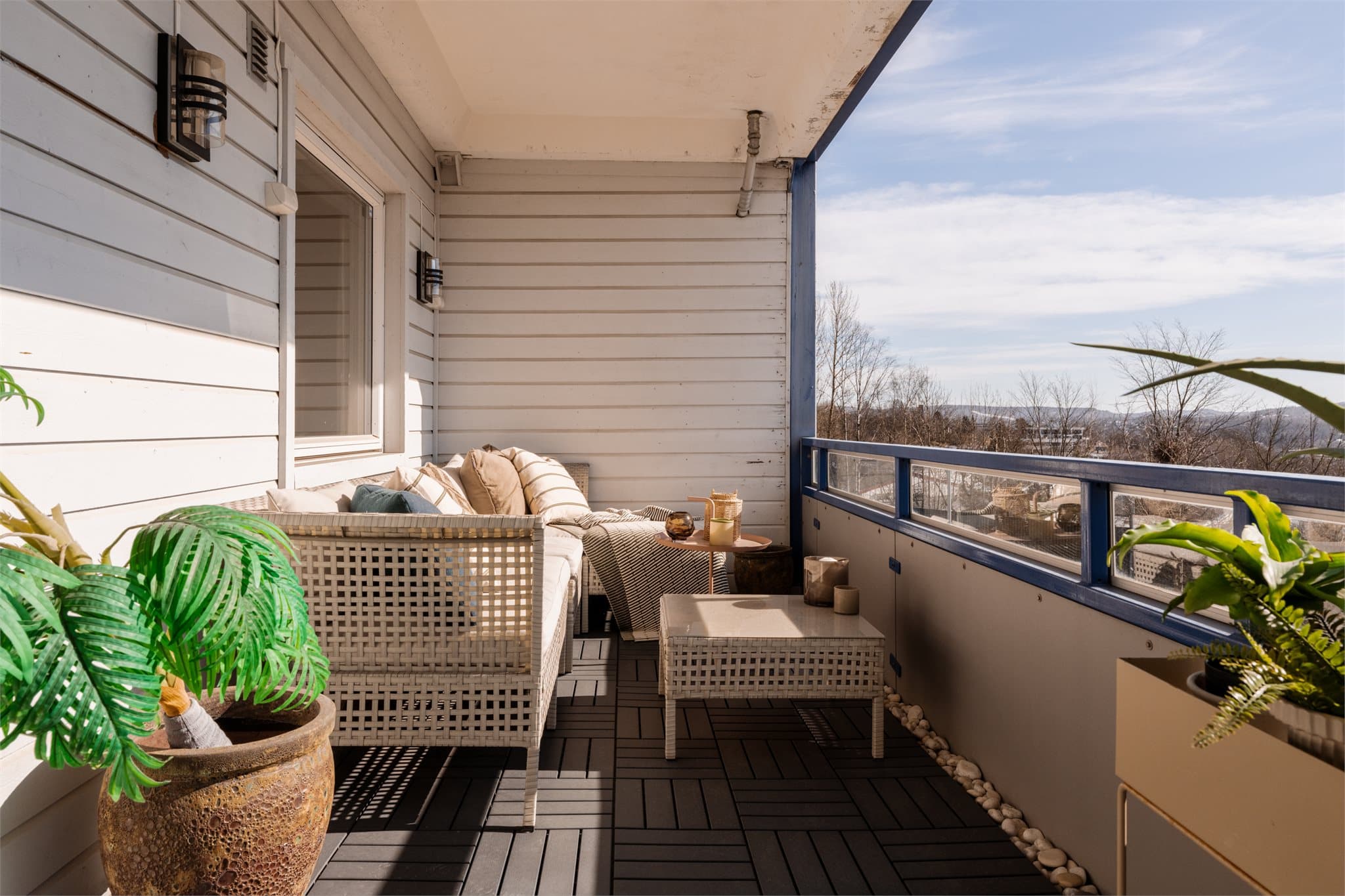 Med gode solforhold, et trivelig utsyn og god plass ligger alt til rette for at varme, solfylte dager kan tilbringes her ute.