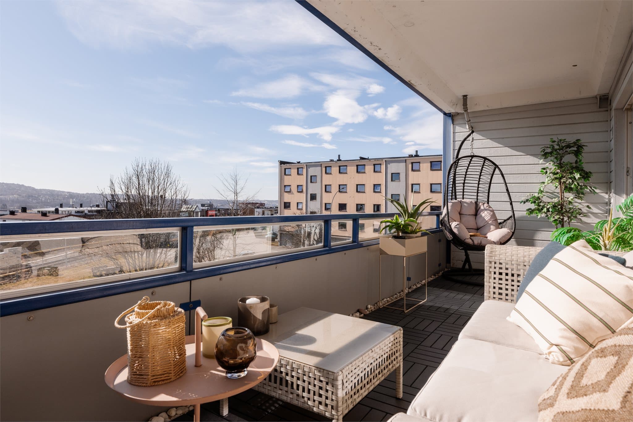 Balkongen er sydøstvendt og har uforstyrret utsikt så langt øyet kan se.