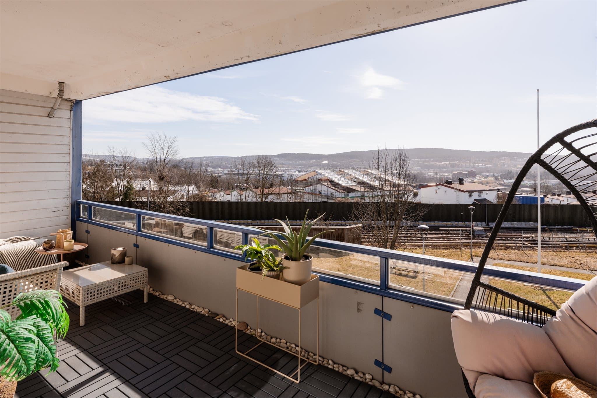 Balkongen er ca. 13 kvm og byr med det på god plass til utemøbler, planter, grill og alt dere måtte ønske.