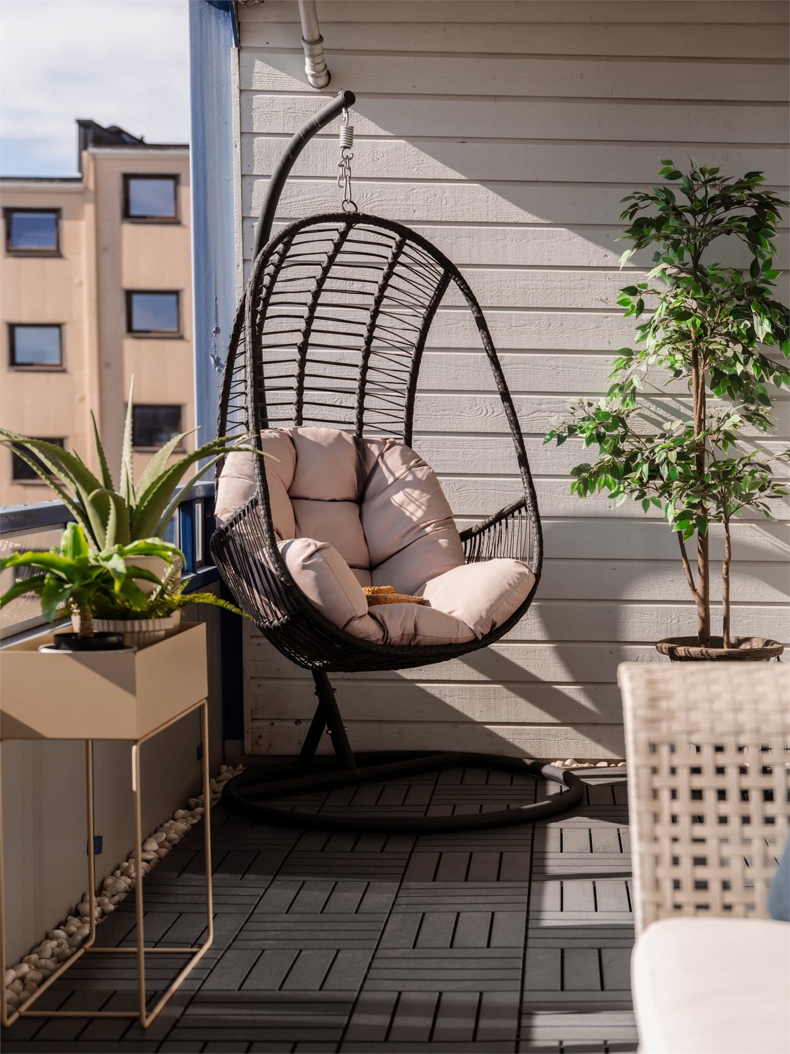 Det er montert utelampe og stikkontakt her ute. Flere naboer har innglasset balkongen, og dette er også mulig her.