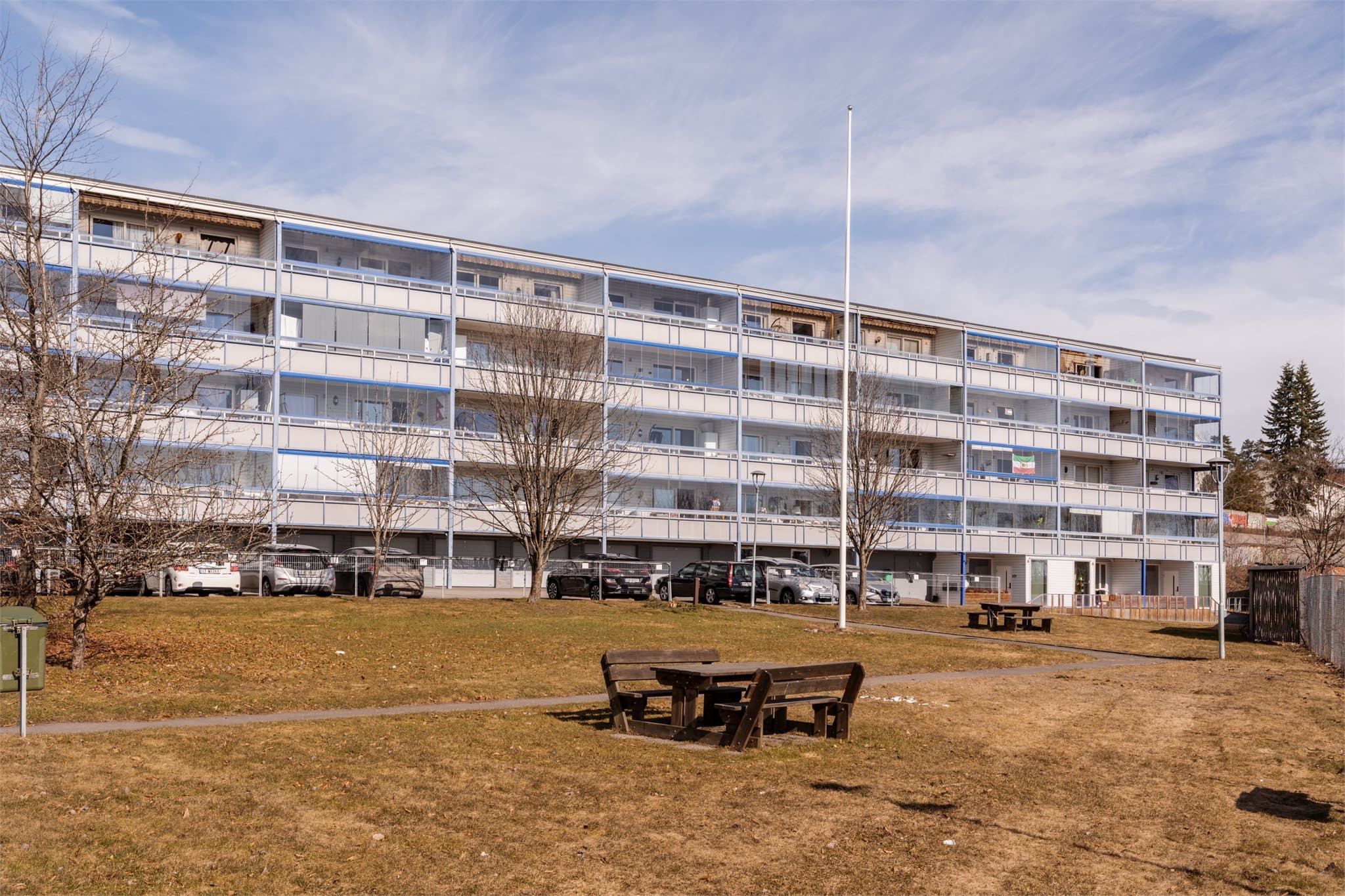 Utenfor bygget er det fine grøntområder som beboerne kan benytte seg av.