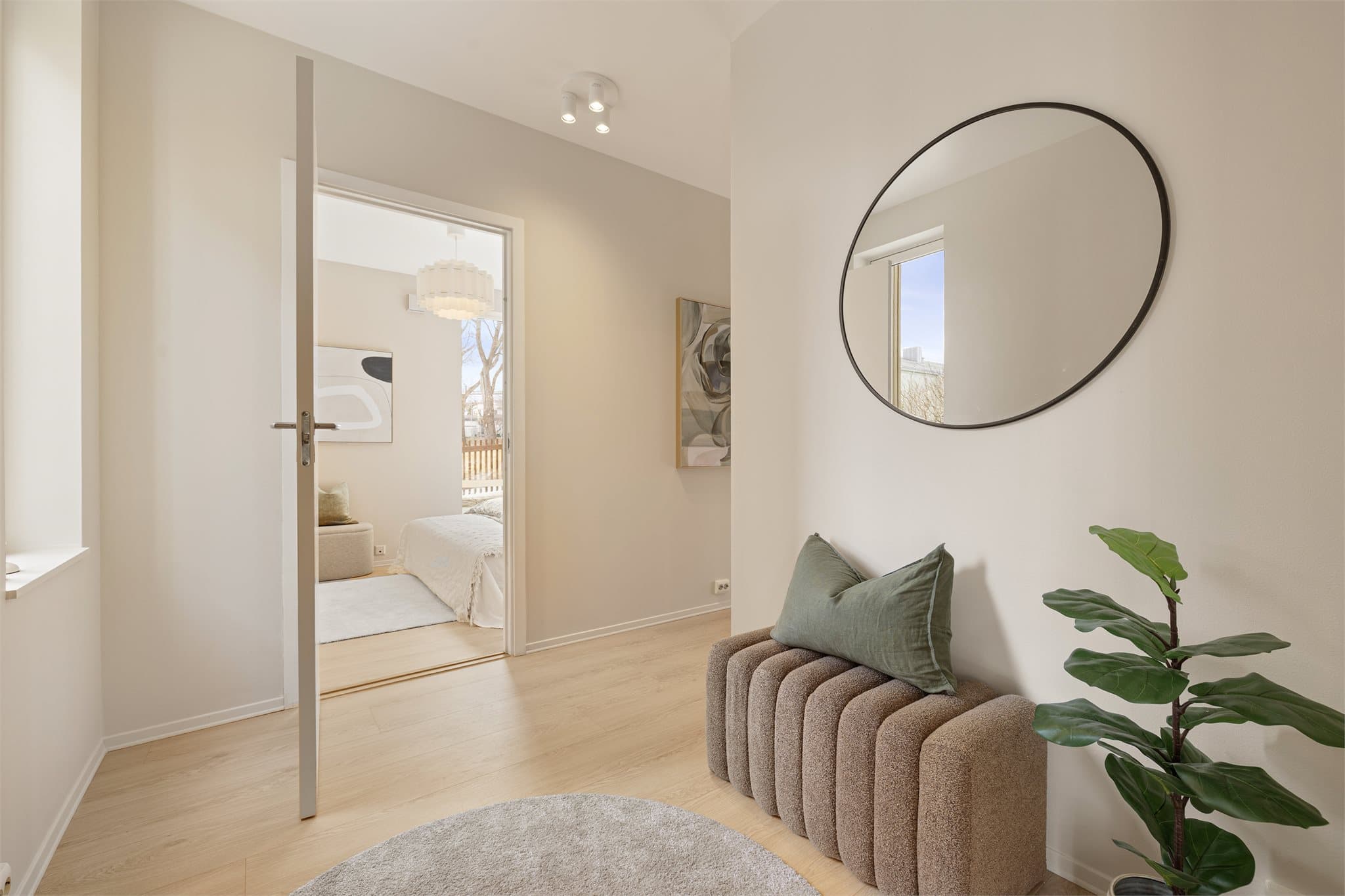 Entréen er lys og innbydende og gir et godt førsteinntrykk av leiligheten.