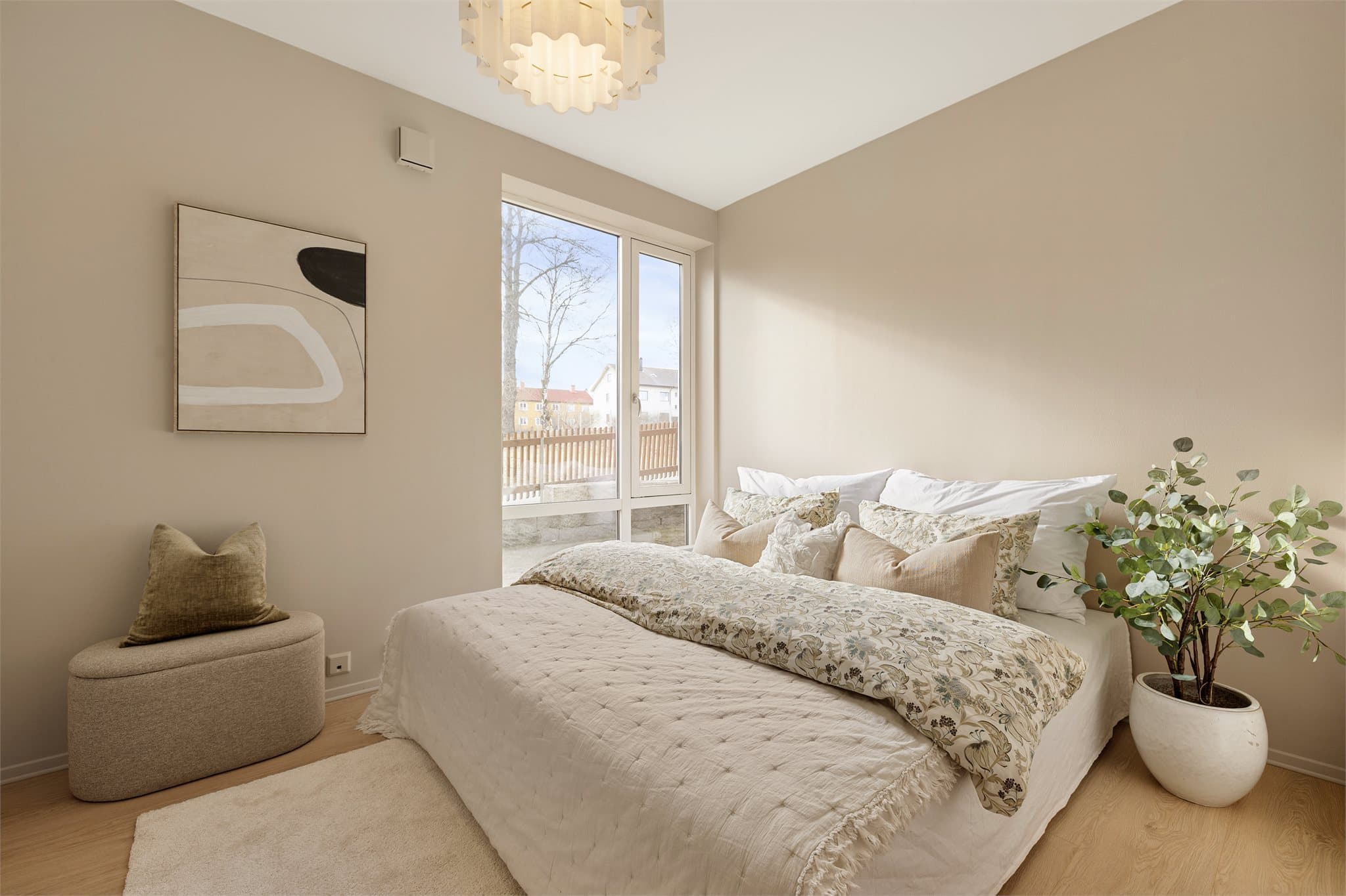 Hovedsoverommet måler 10,6 kvm og har god plass til dobbeltseng og tilhørende møblement.