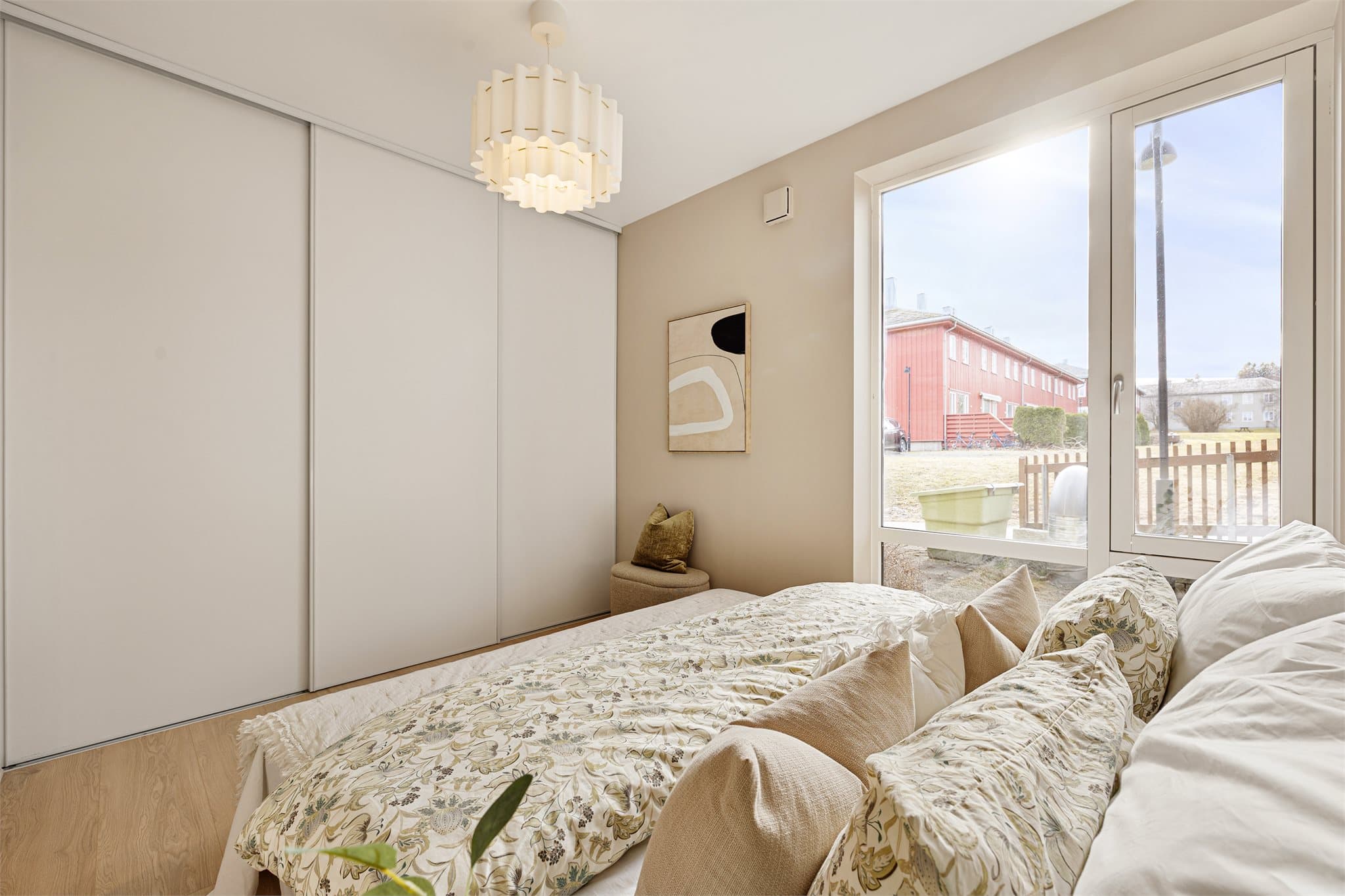 Soverommet har en stor integrert skyvedørsgarderobe som sørger for godt med oppbevaringsmuligheter.