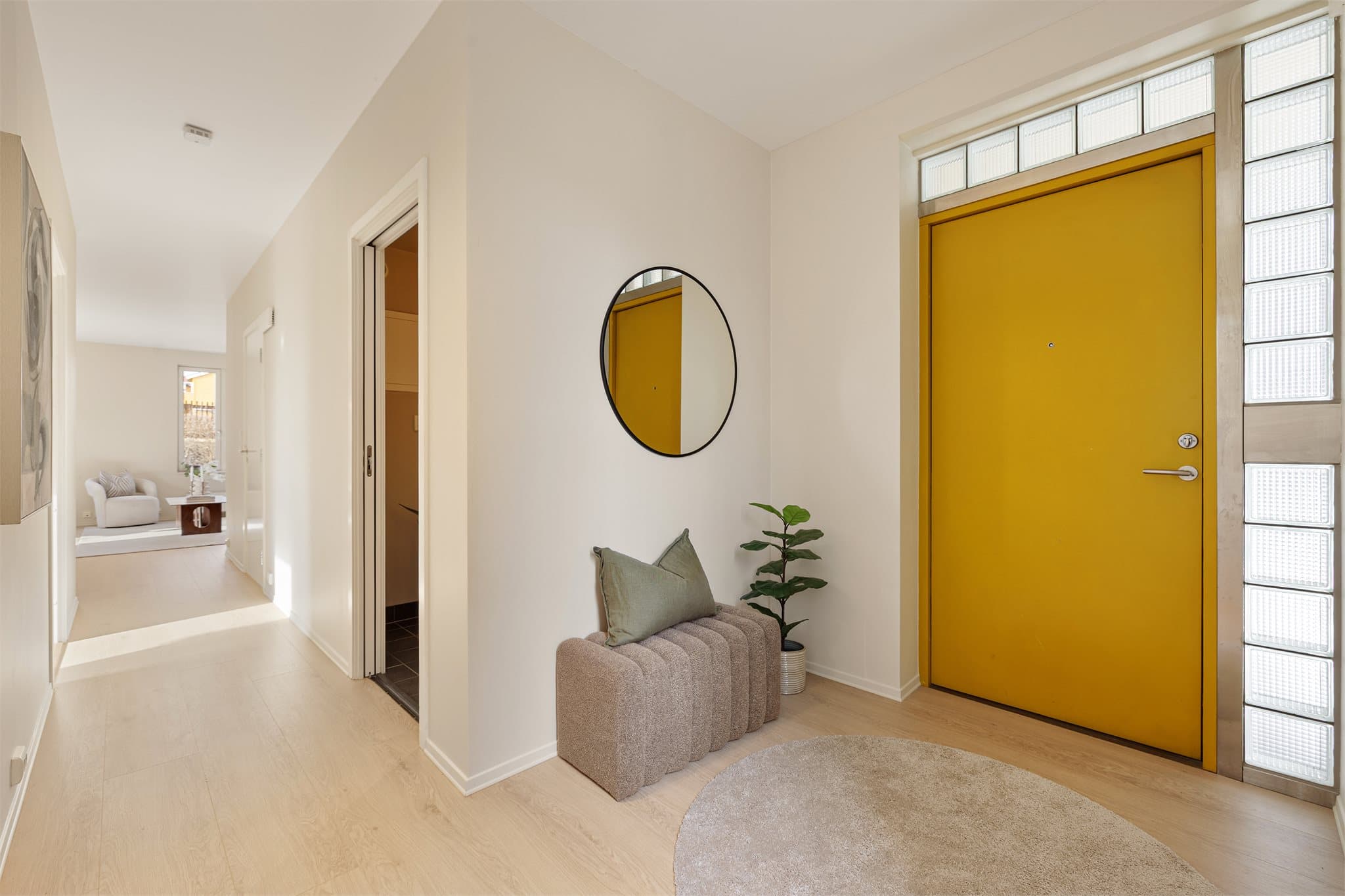 Her er det god plass til å henge fra seg yttertøyet.