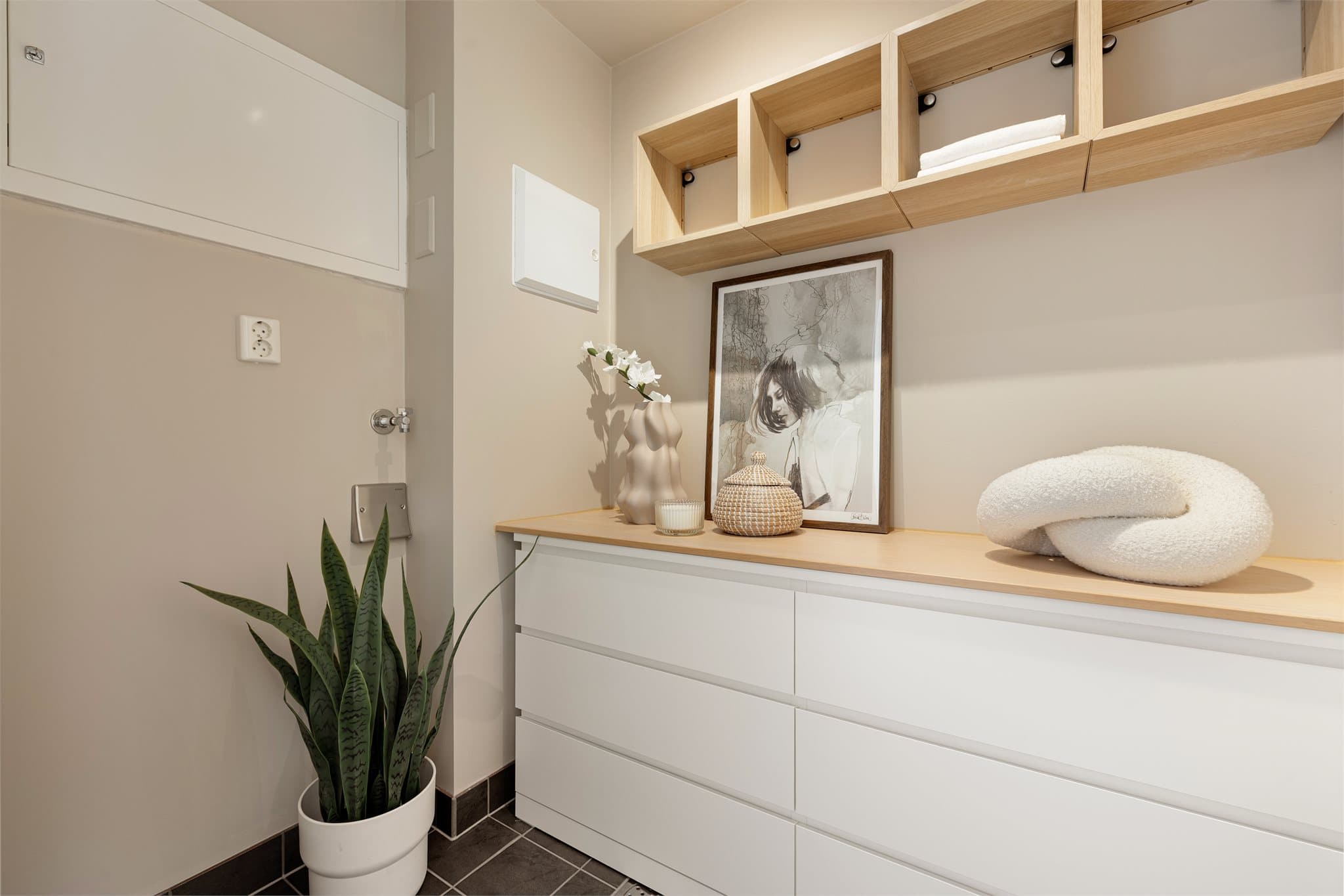 Innvendig bod på 2,8 kvm som enkelt kan tas i bruk som vaskerom. I tillegg medfølger en romslig kjellerbod på ca. 5 kvm.