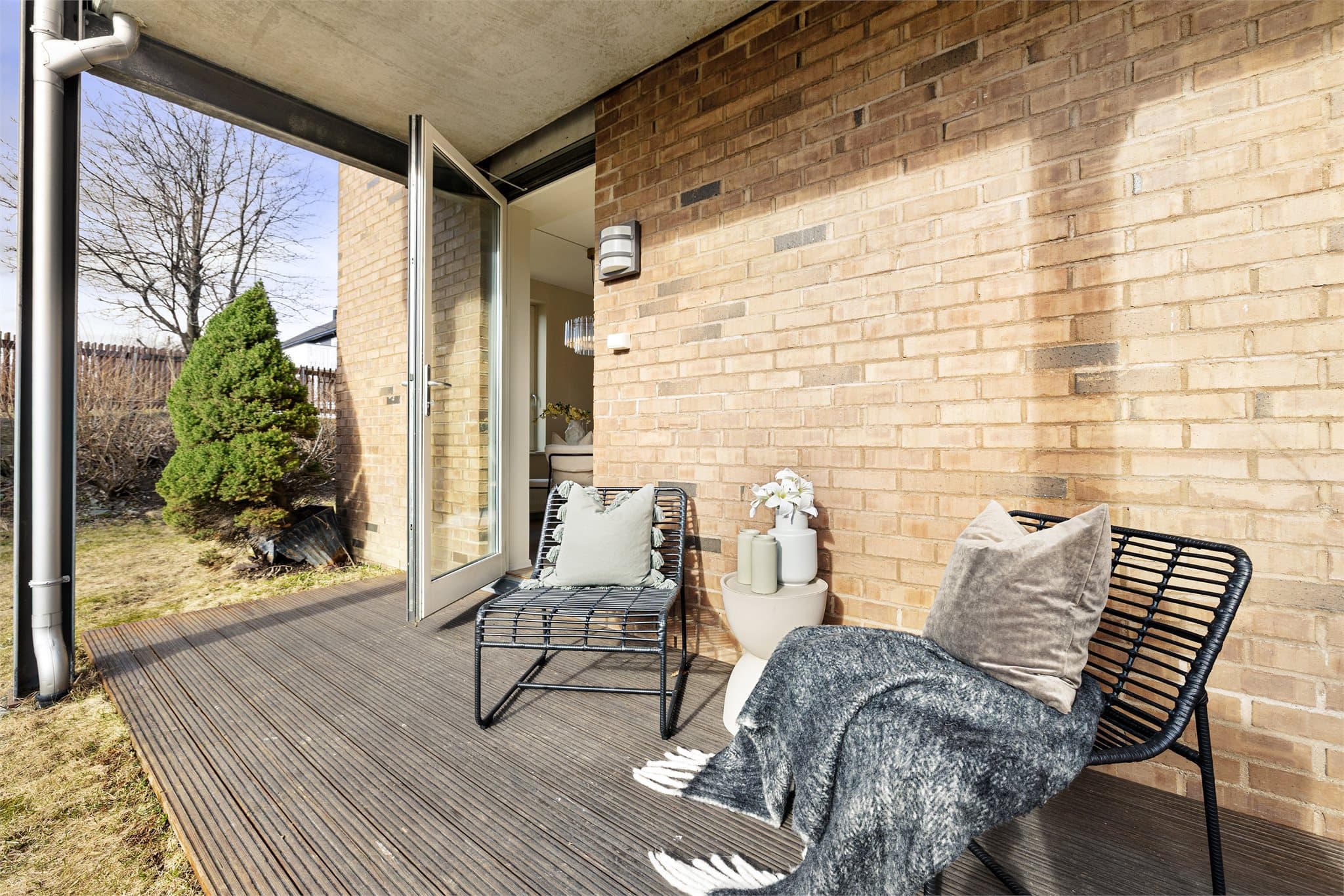 Terrassen måler 9,5 kvm og er sørvestvendt med gode solforhold.