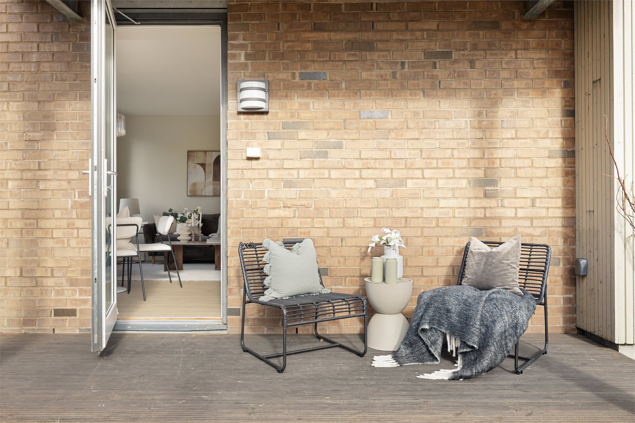 Nærområdet byr på et godt utvalg av barnehager, skoler og butikker, samt gode kollektivforbindelser med buss.