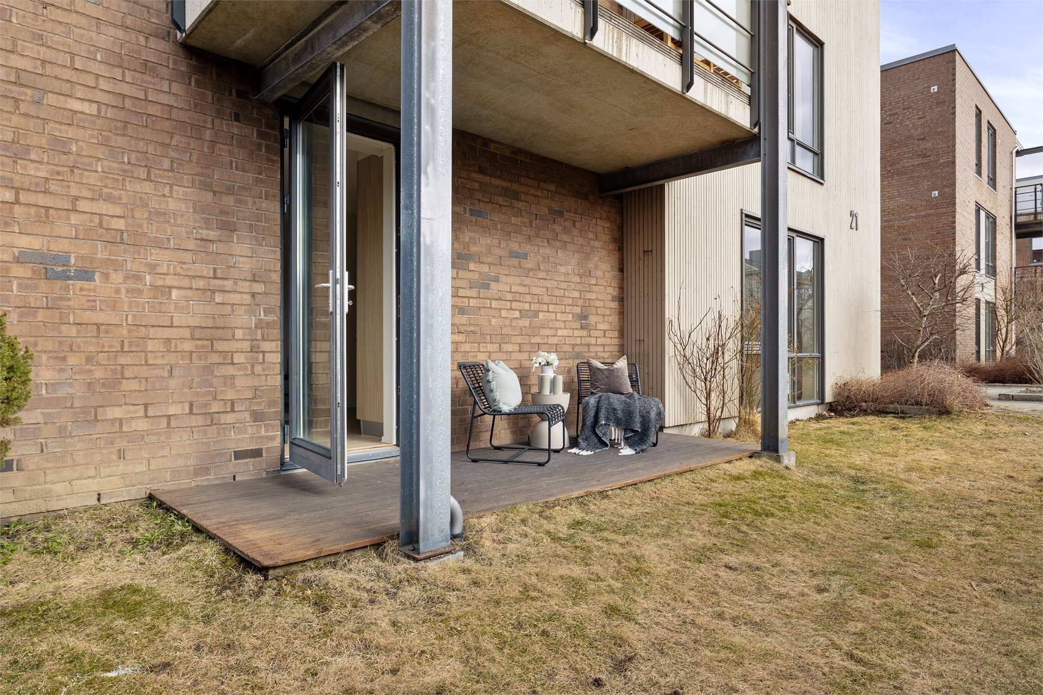 Terrassen er overbygd som gjør at den kan brukes gjennom flere årstider.