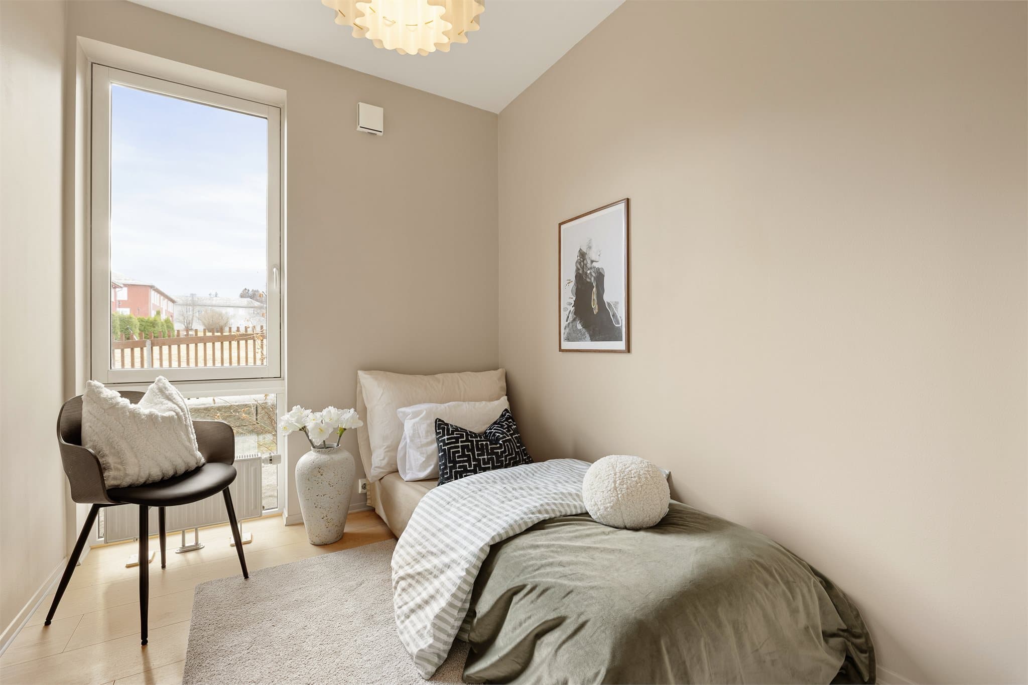 Soverom 2 - Soverommene er malt i lune og behagelige farger, og kan enkelt innredes etter ønske og behov.