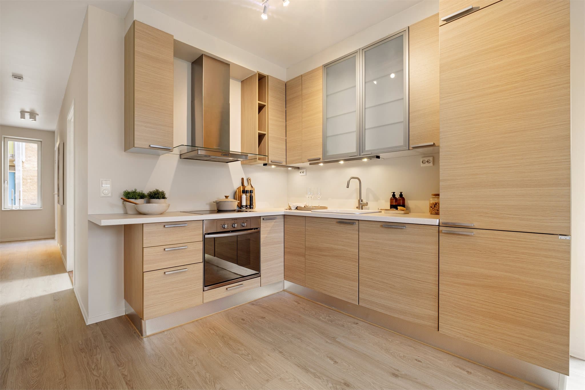 Kjøkkenet er moderne med trefarget overflate som skaper et stilrent uttrykk.