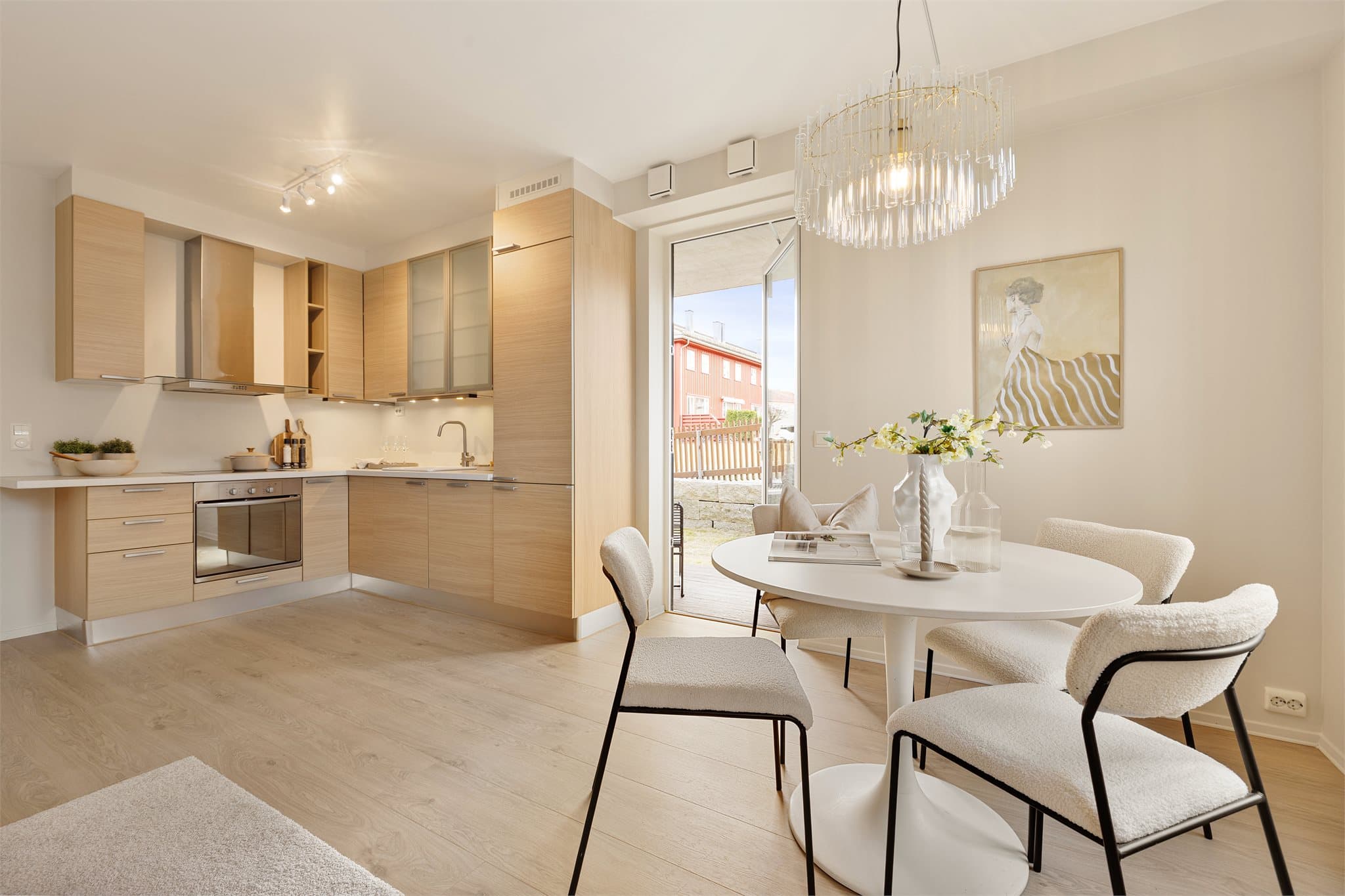 Det er god plass til å innrede med både sofakrok og spisegruppe.