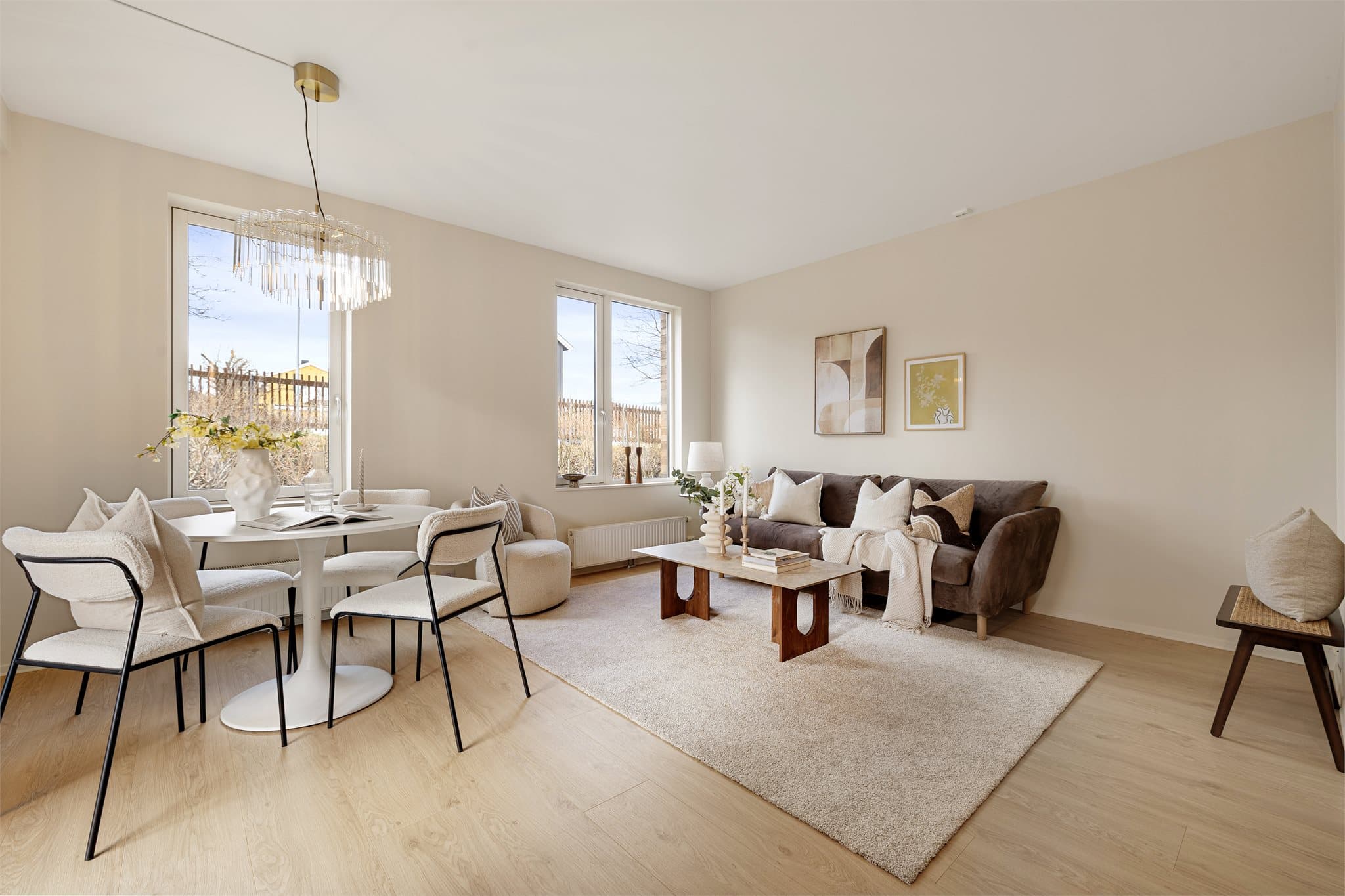 Emera Eiendomsmegling ved Adrian Dyrstad ønsker velkommen til Kyavegen 21. Fotograf: Julian Nonstad / Nonstad foto