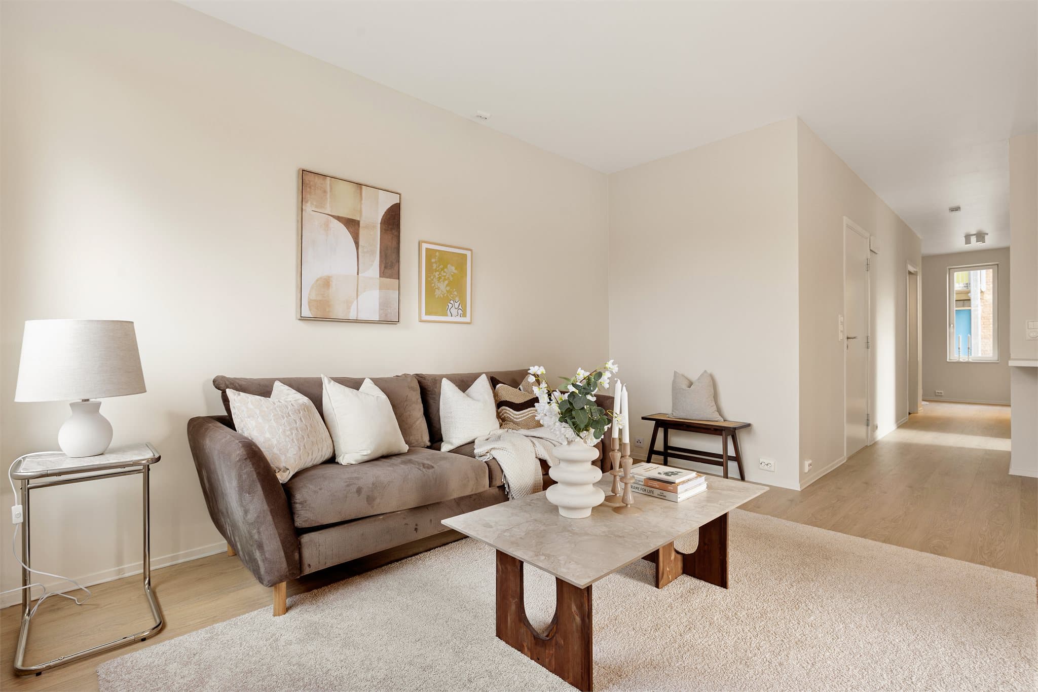 Leiligheten disponerer én fast parkeringsplass i oppvarmet garasje.